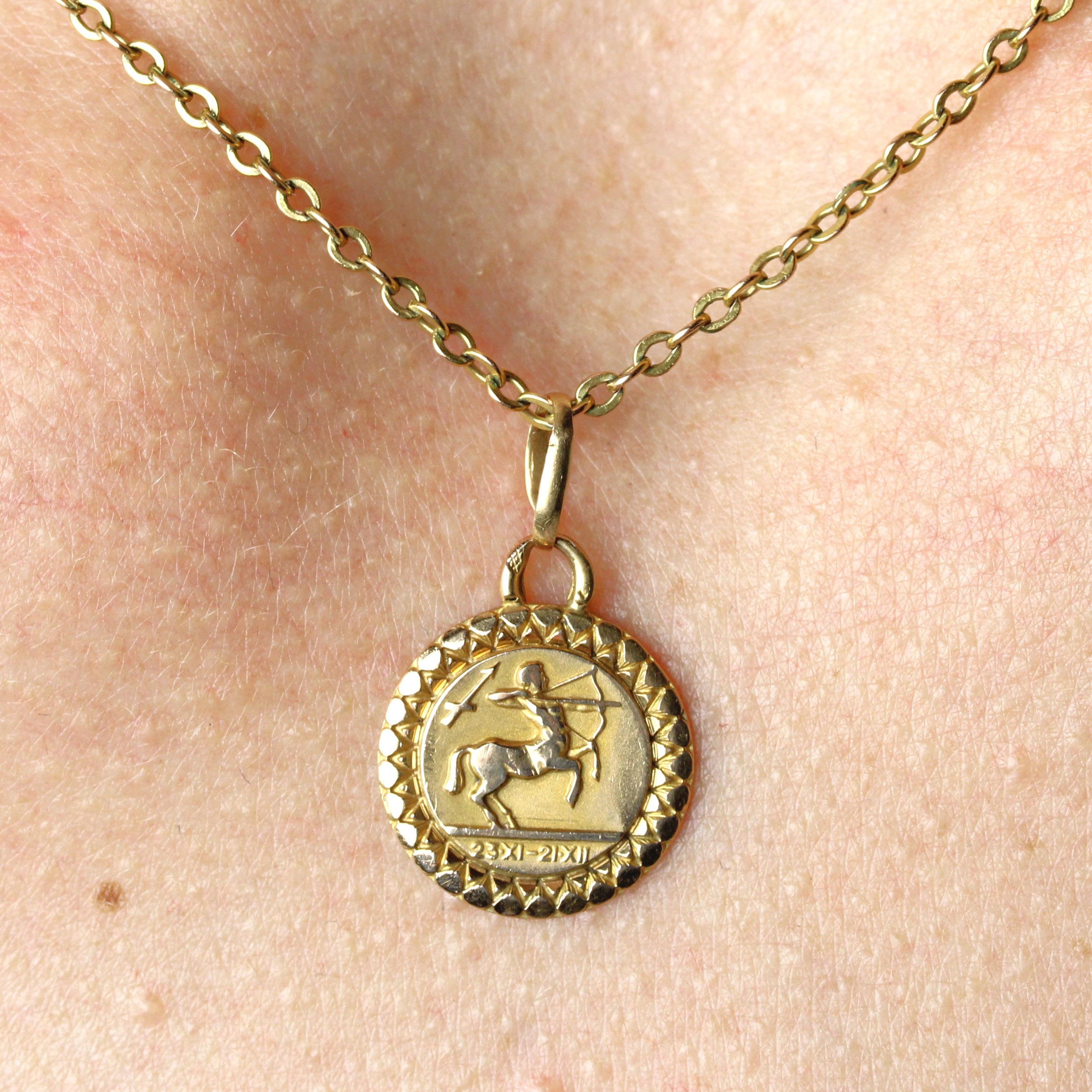 French 1960s 18 Karat Rose Gold Sagittarius Medal Pendant en venta 1