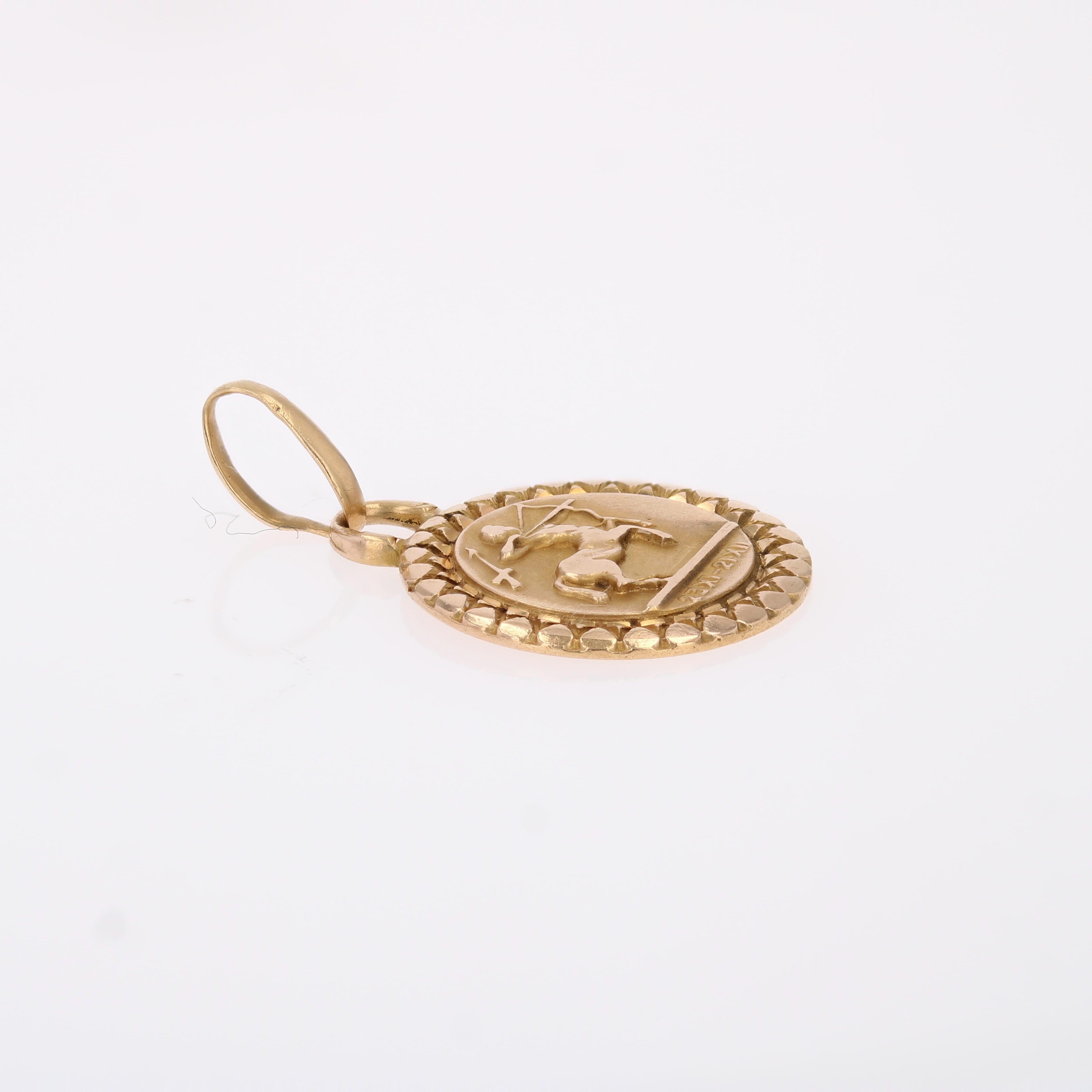 French 1960s 18 Karat Rose Gold Sagittarius Medal Pendant en venta 2