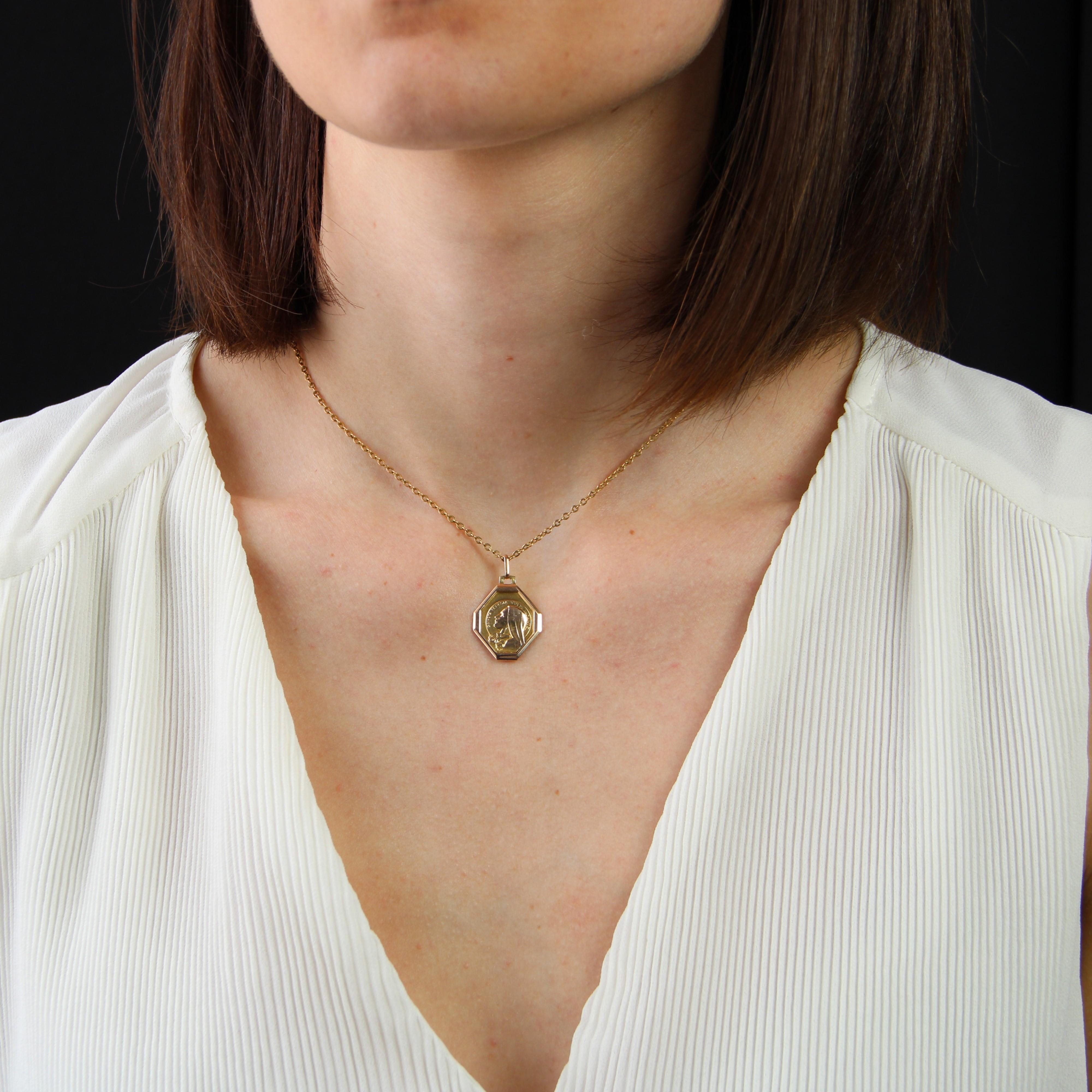 Medalla de oro rosa de 18 quilates, sello de cabeza de águila.
Este medallón en forma de diamante con los lados cortados, representa a Santa Teresa de Lisieux aureolada por la inscripción 