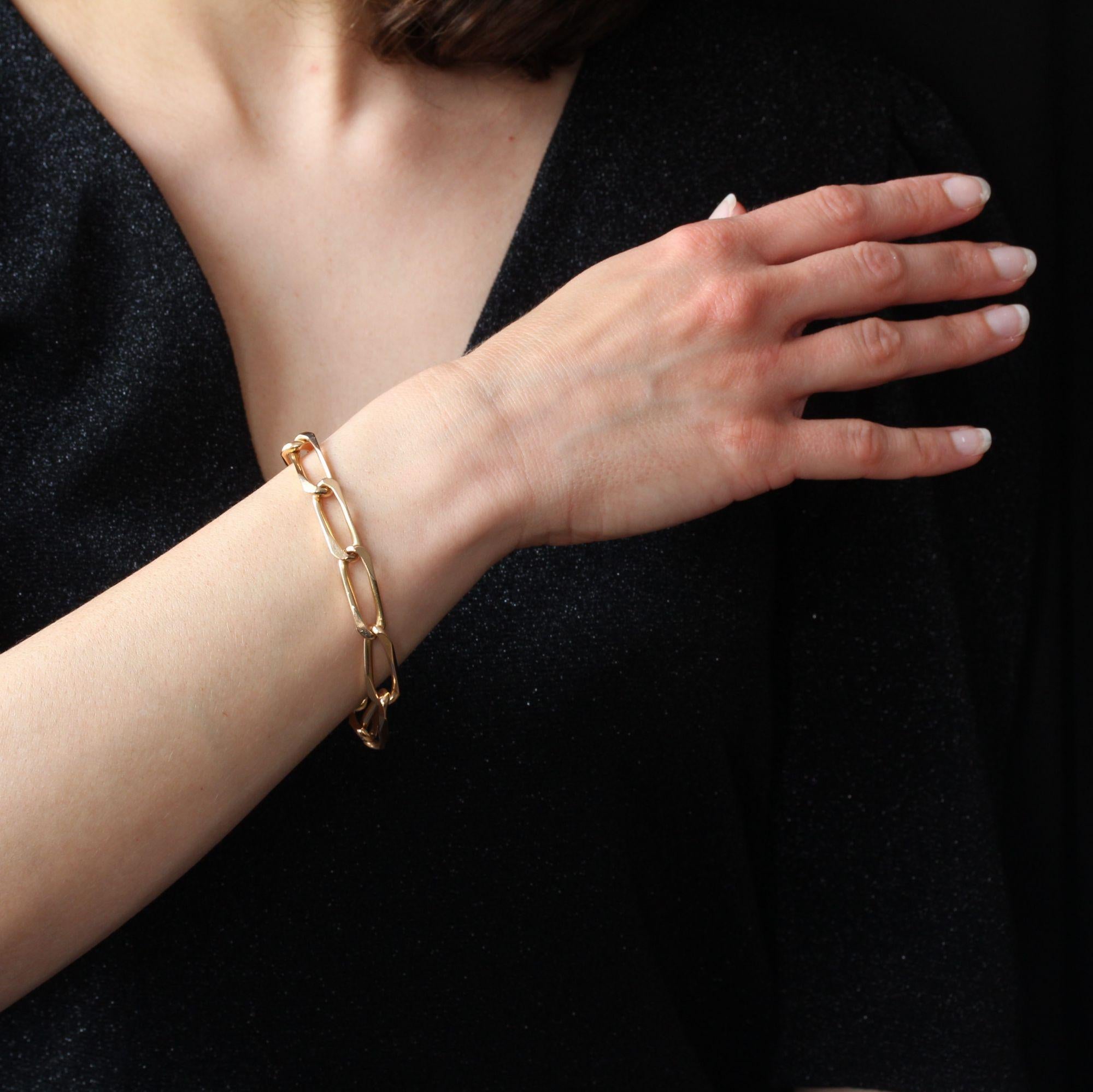 Bracelet in 18 karat rose gold, eagle head hallmark.
Superb retro bracelet, it consists of a twisted figaro filed mesh. The hook is in one of the rings at the end, with a safety 8.
Length: 20 cm, width: 8.1 mm.
Total weight of the jewel : 28 g