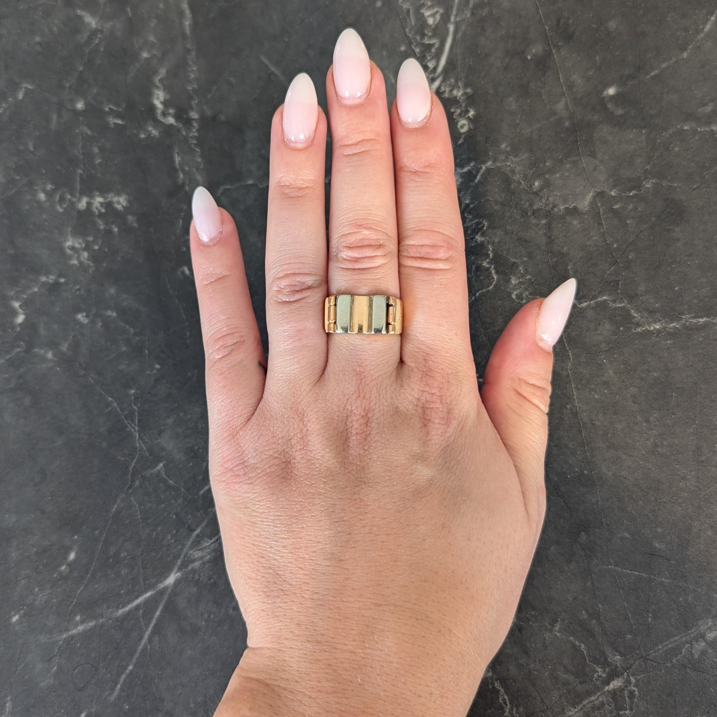 Fascia larga in oro giallo con dettagli di scanalatura.
Accentuati da stazioni in oro bianco
Con cerniere fisse in oro rosa
Completato da una finitura ad alta lucentezza
Test con punzoni francesi parziali per l'oro a 18 carati
Circa: anni '60
Misura