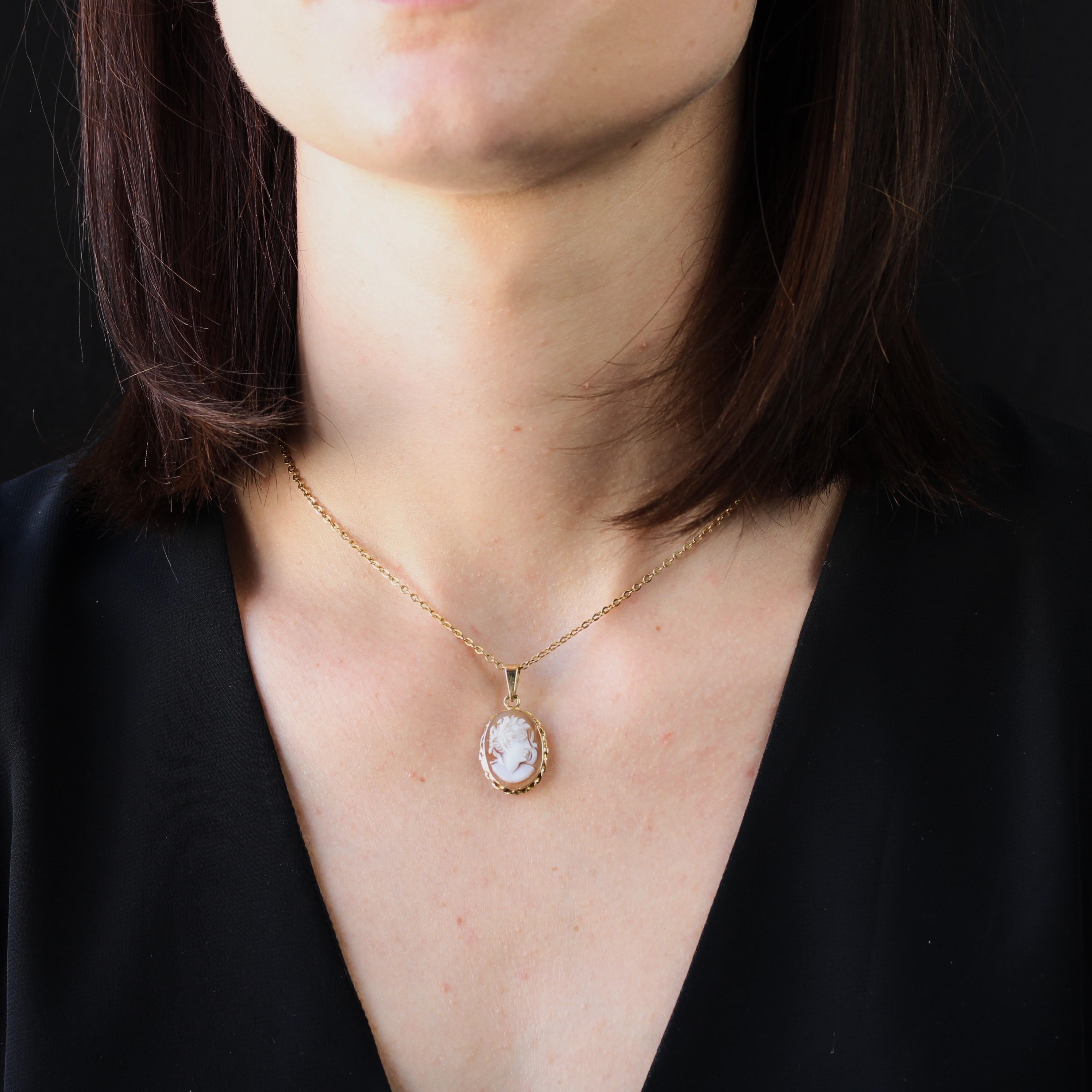 Pendant in 18 karat yellow gold, eagle head hallmark.
Oval-shaped, this cameo pendant on a shell depicts a man in profile. The frame is composed of a yellow gold twist.
Pendant sold alone without its chain of presentation.
Height : 3 cm