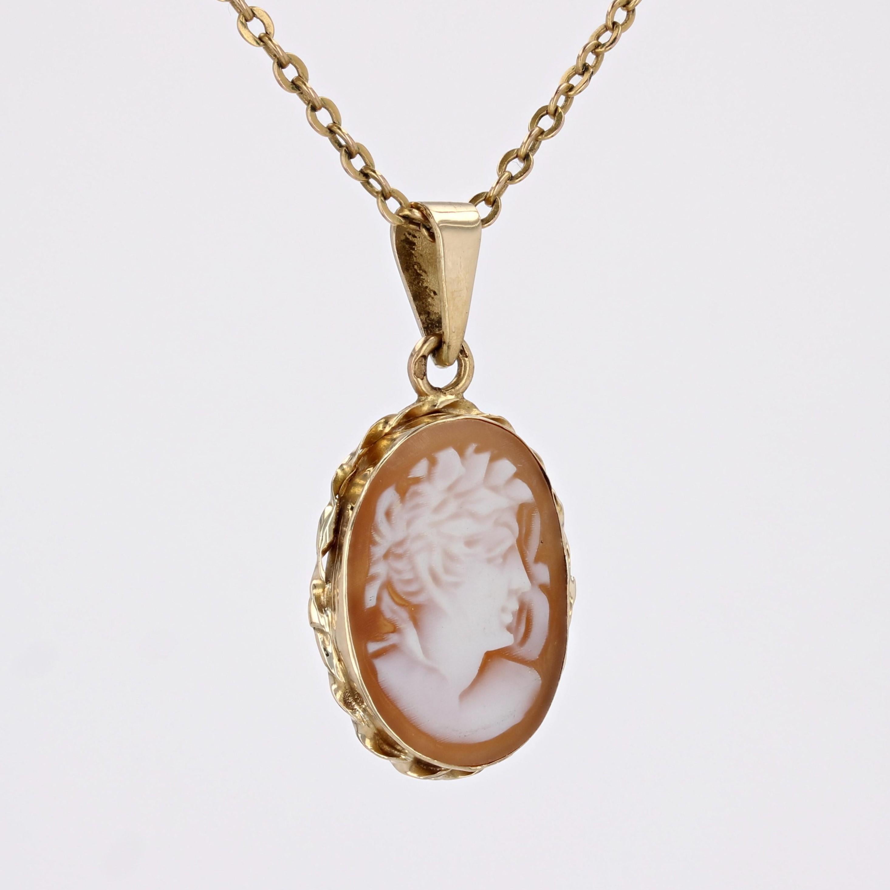 French 1960s 18 Karat Yellow Gold Cameo Pendant In Good Condition In Poitiers, FR