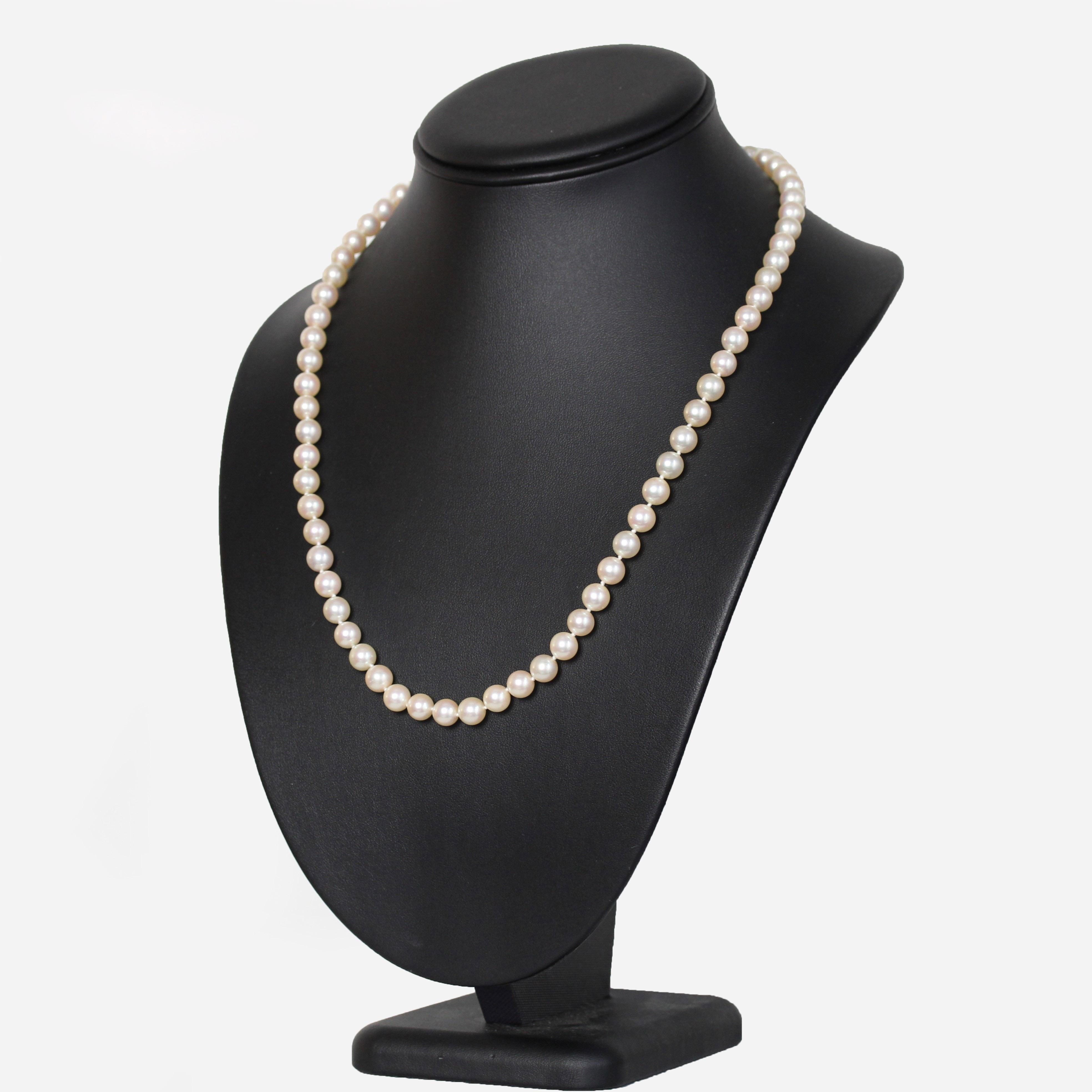 French 1960s 18 Karat Yellow Gold Chiseled Clasp Cultured Pearl Choker Necklace For Sale 4