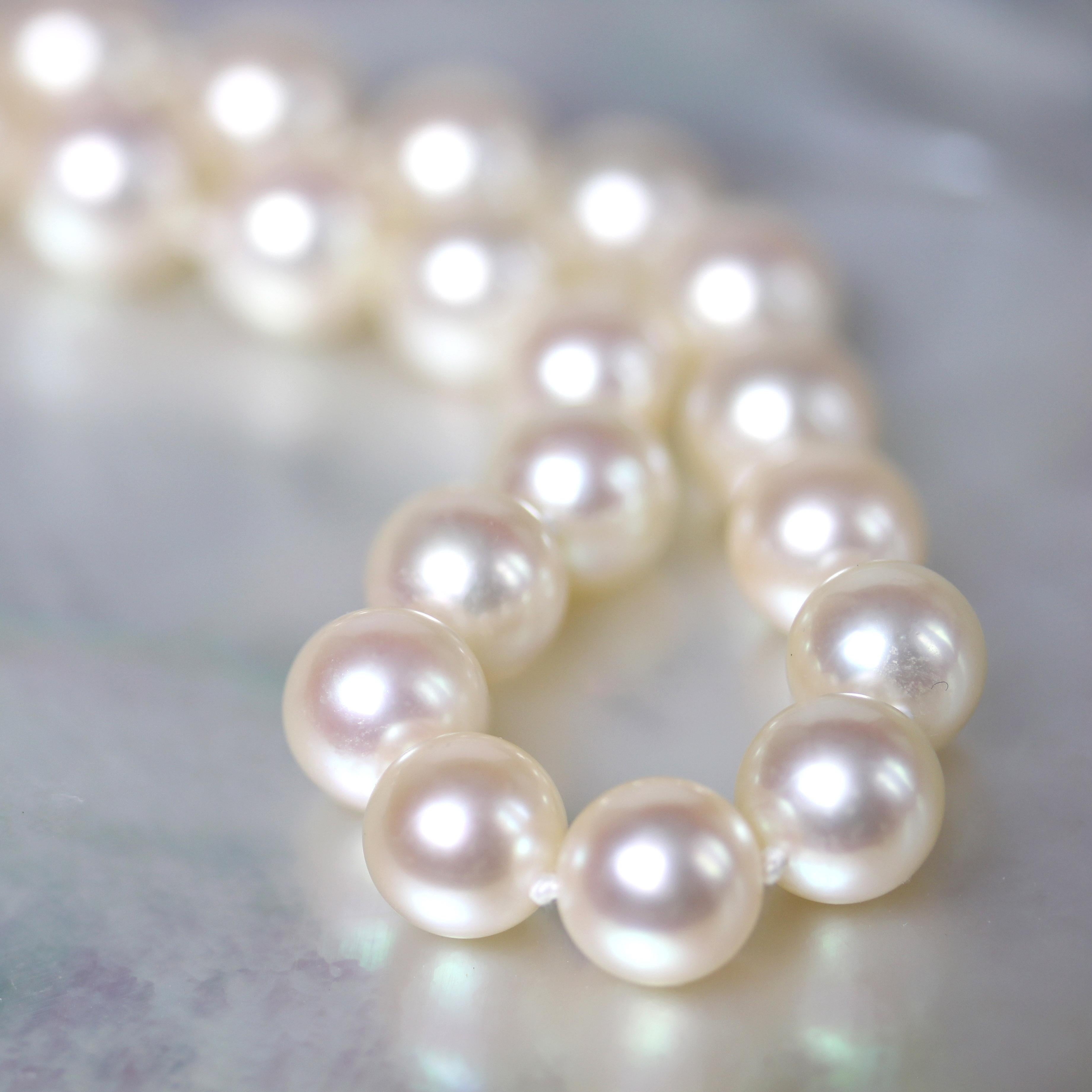 French 1960s 18 Karat Yellow Gold Chiseled Clasp Cultured Pearl Choker Necklace For Sale 5