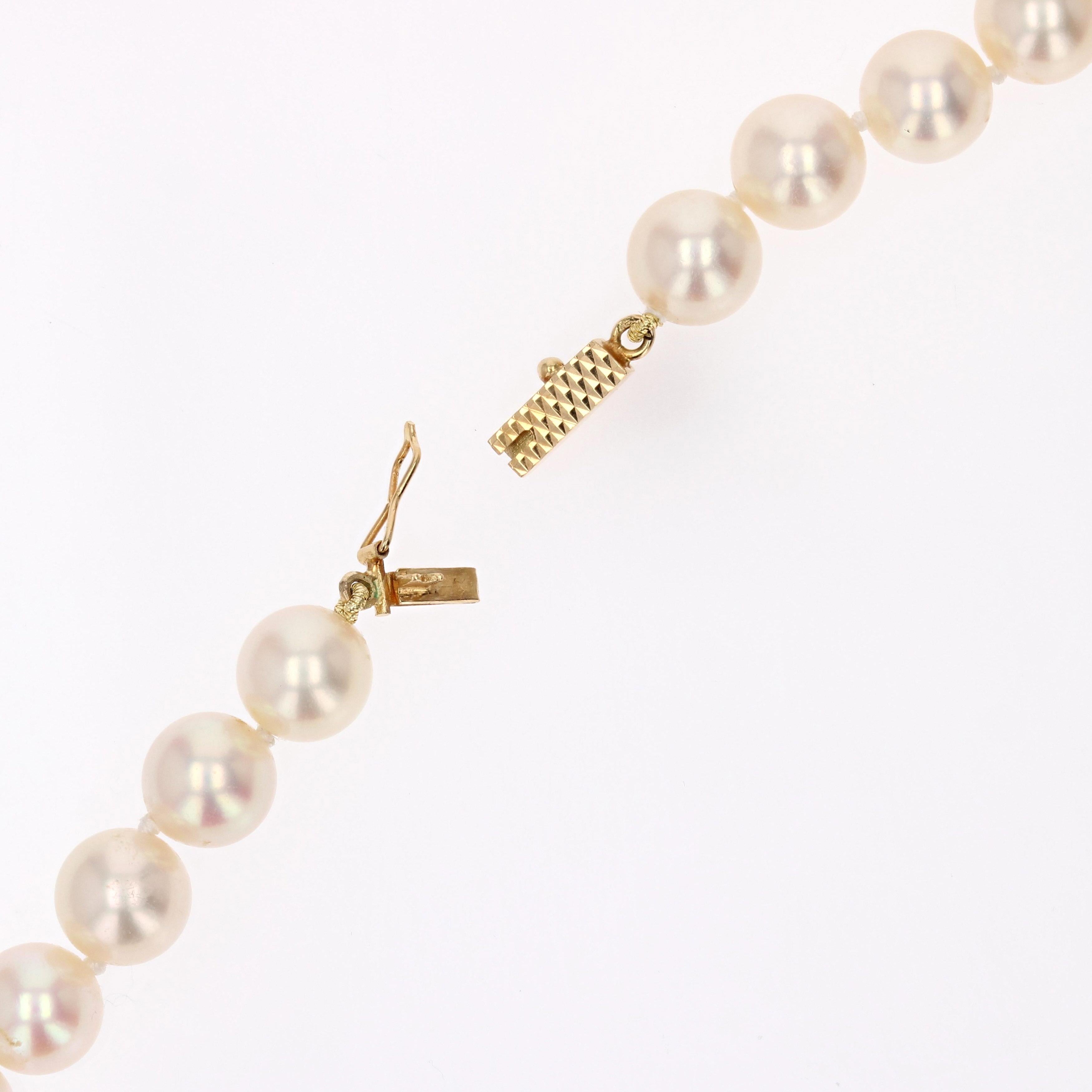 French 1960s 18 Karat Yellow Gold Chiseled Clasp Cultured Pearl Choker Necklace For Sale 6