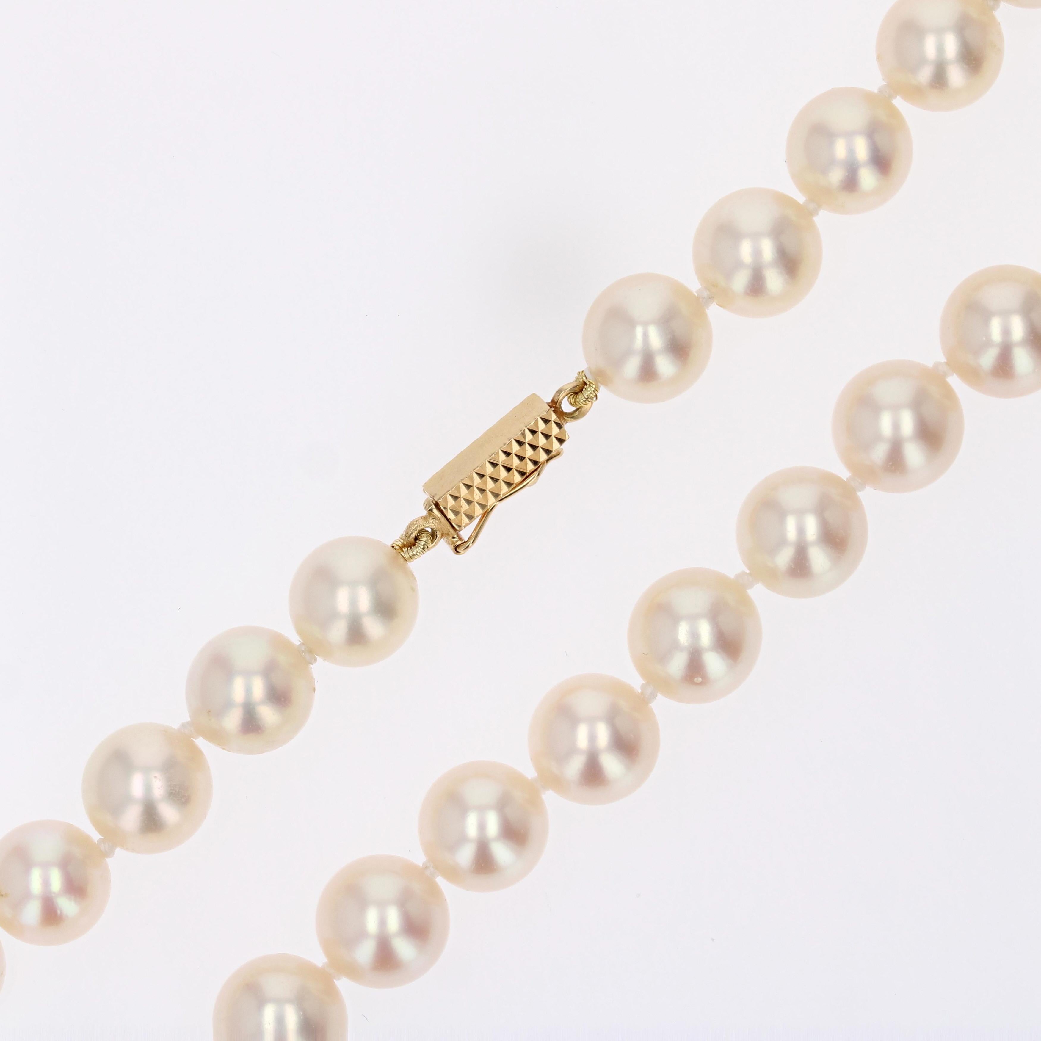 French 1960s 18 Karat Yellow Gold Chiseled Clasp Cultured Pearl Choker Necklace For Sale 7