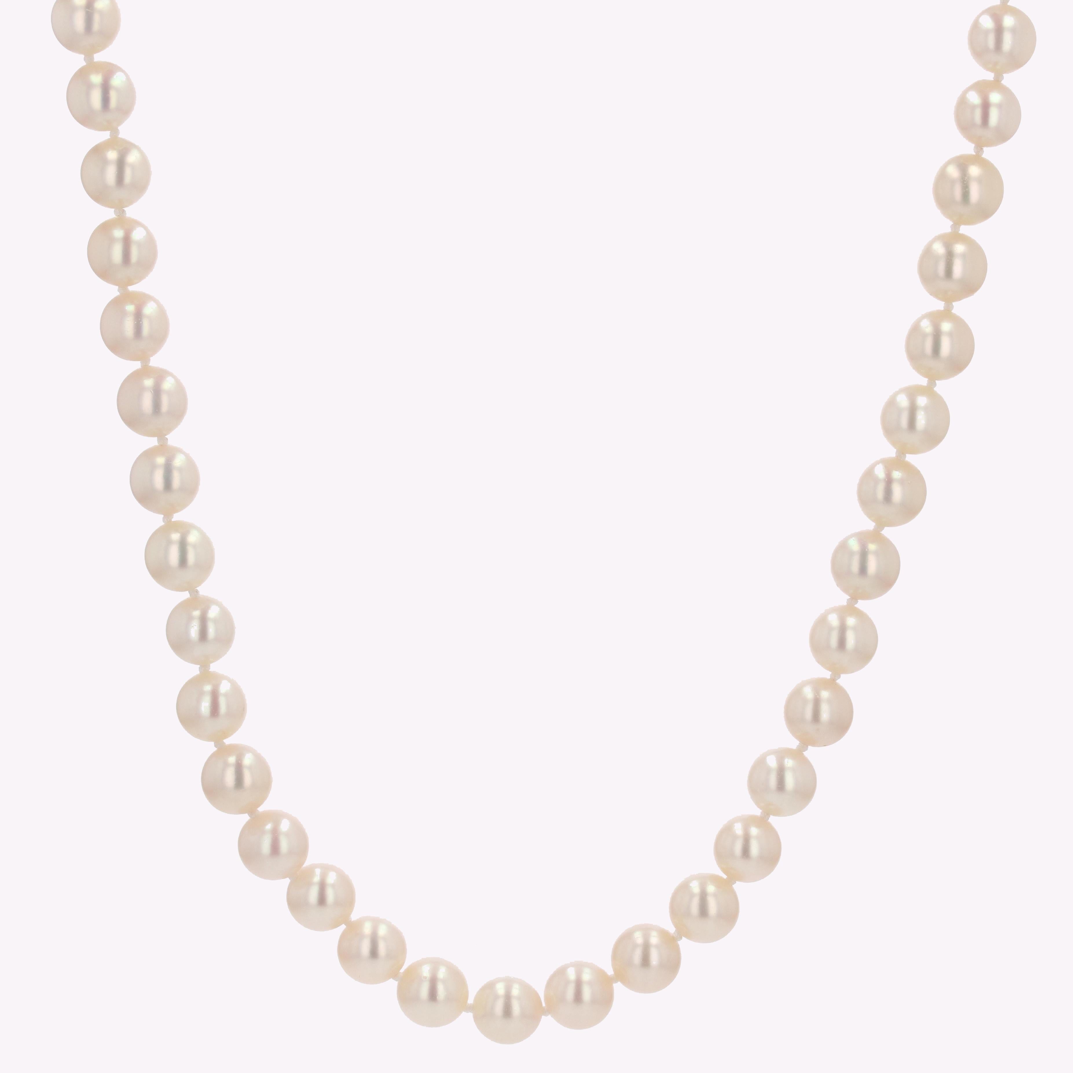 French 1960s 18 Karat Yellow Gold Chiseled Clasp Cultured Pearl Choker Necklace For Sale 8