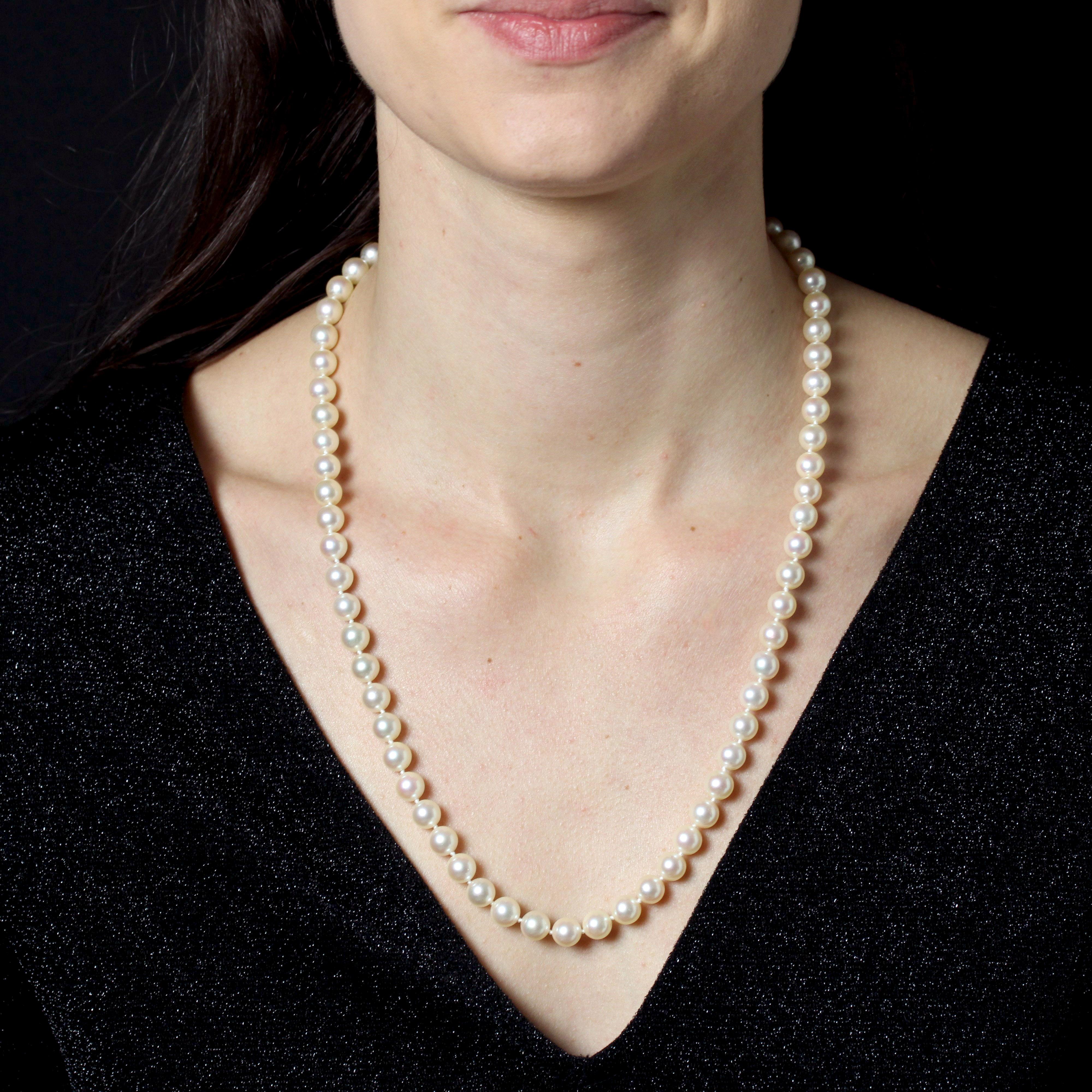 Necklace featuring a strand of round, iridescent, pearly white orient cultured pearls. The clasp is 18 karat yellow gold, chased ratchet case with “8” security.
Fully threaded necklace on new silk thread.
Length : 58 cm approximately, diameter of