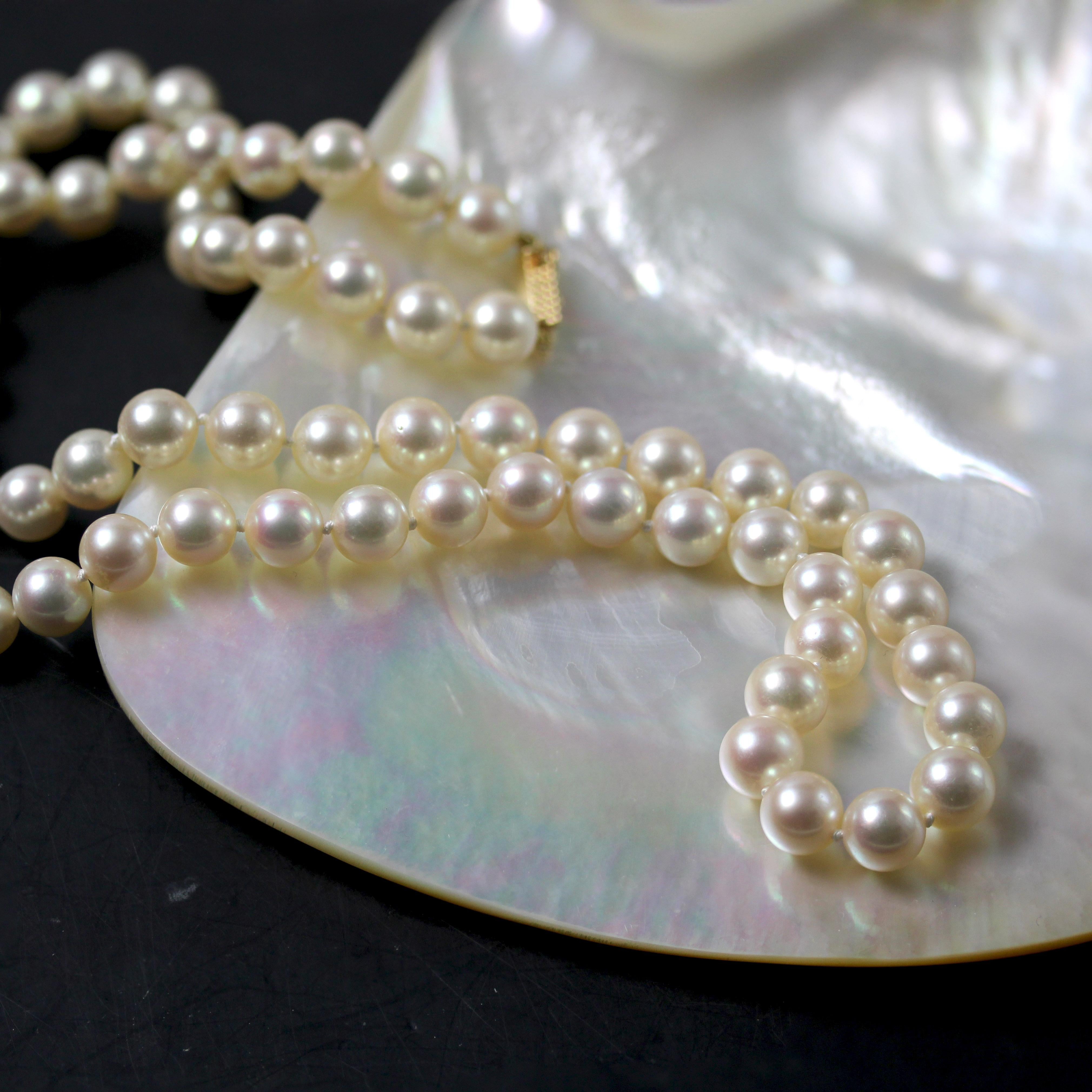 Retro French 1960s 18 Karat Yellow Gold Chiseled Clasp Cultured Pearl Choker Necklace For Sale