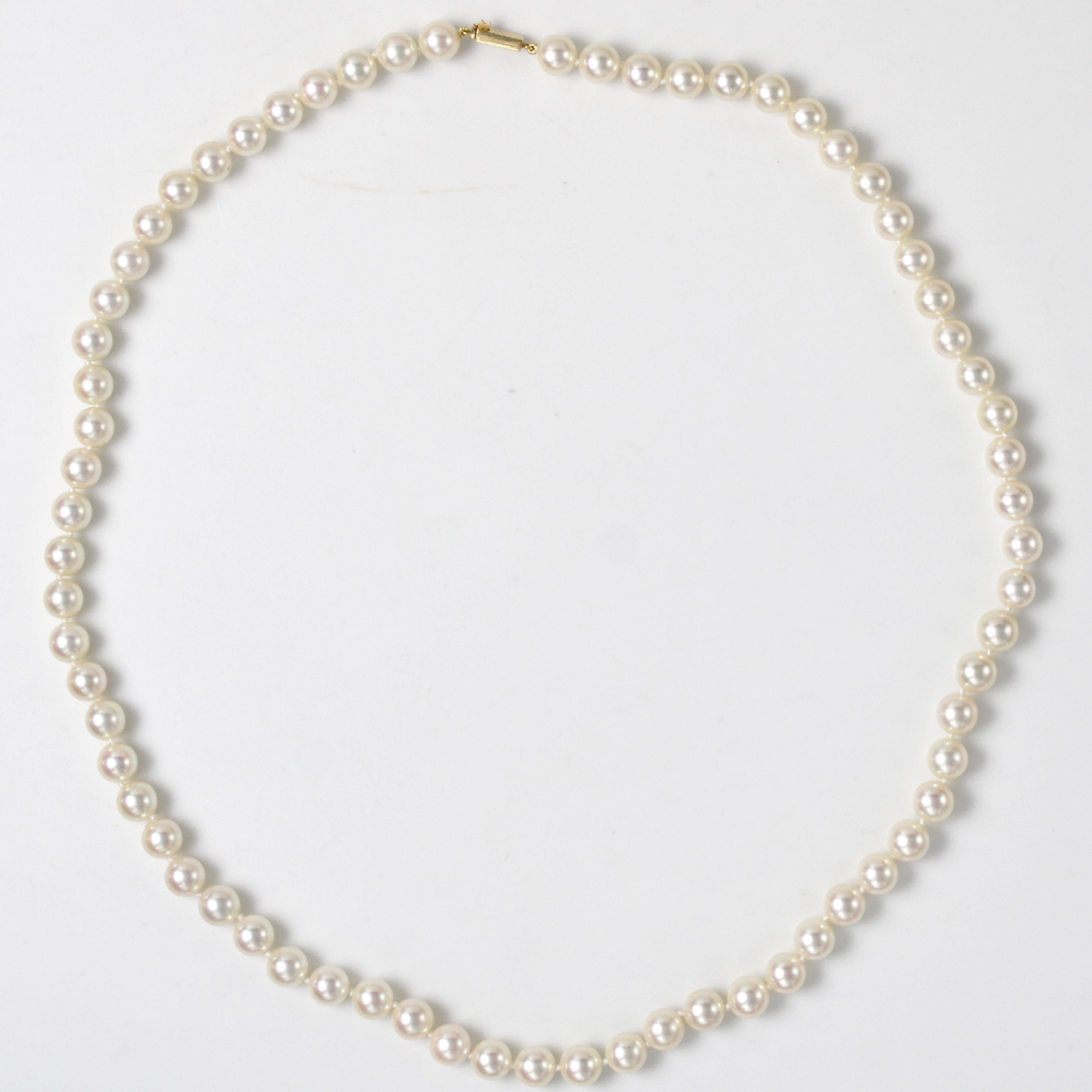 Bead French 1960s 18 Karat Yellow Gold Chiseled Clasp Cultured Pearl Choker Necklace For Sale