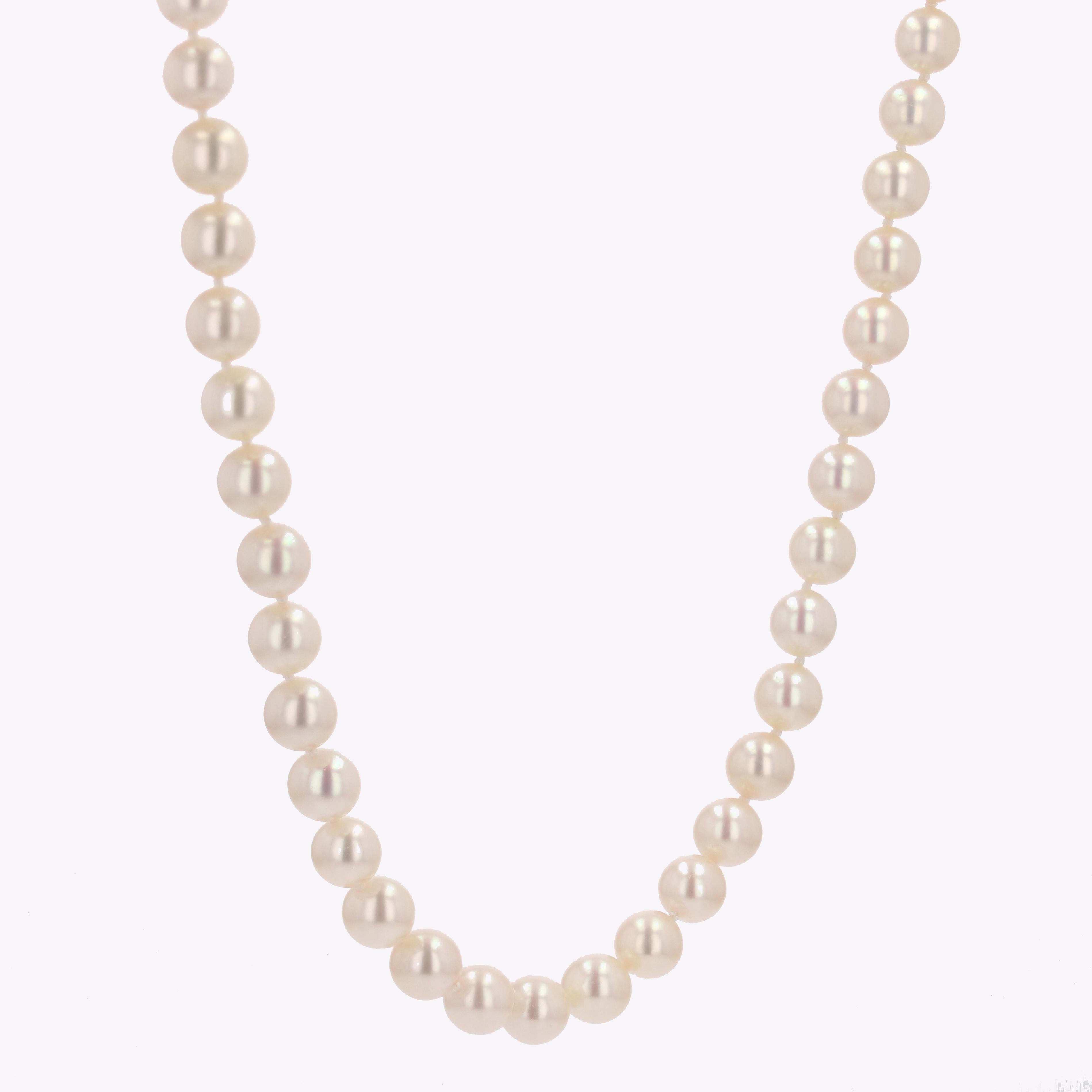 French 1960s 18 Karat Yellow Gold Chiseled Clasp Cultured Pearl Choker Necklace In Good Condition For Sale In Poitiers, FR