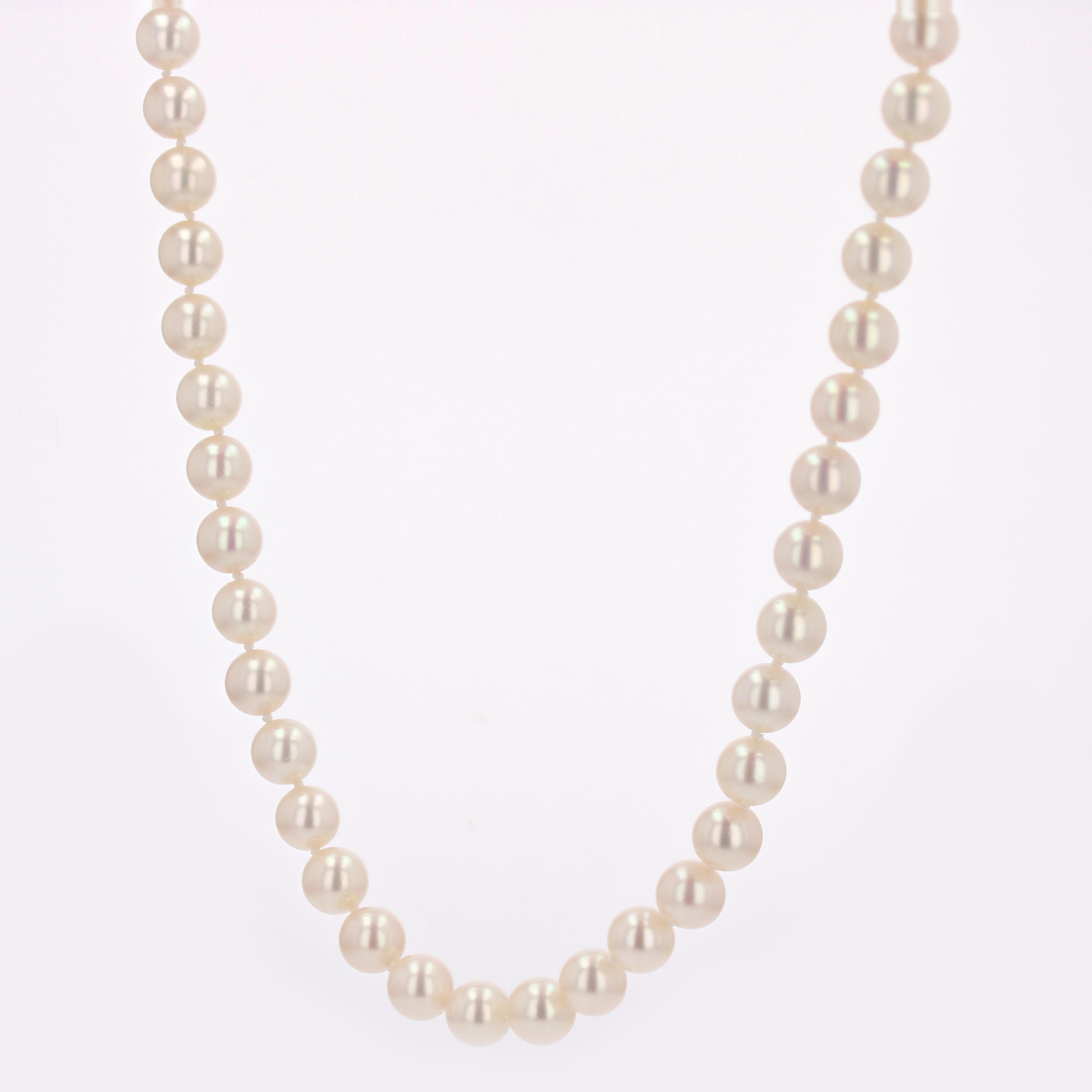 Women's French 1960s 18 Karat Yellow Gold Chiseled Clasp Cultured Pearl Choker Necklace For Sale