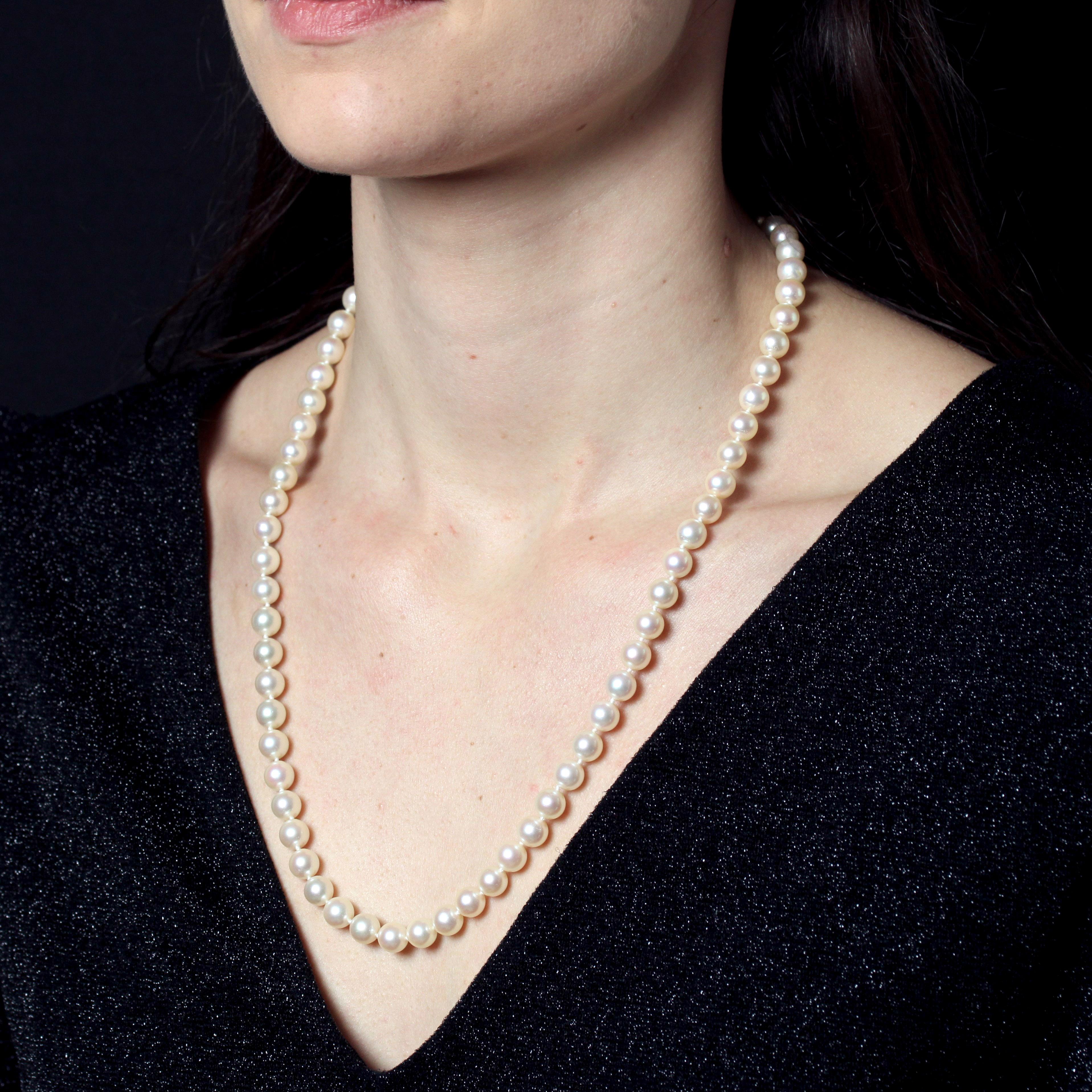 French 1960s 18 Karat Yellow Gold Chiseled Clasp Cultured Pearl Choker Necklace For Sale 1