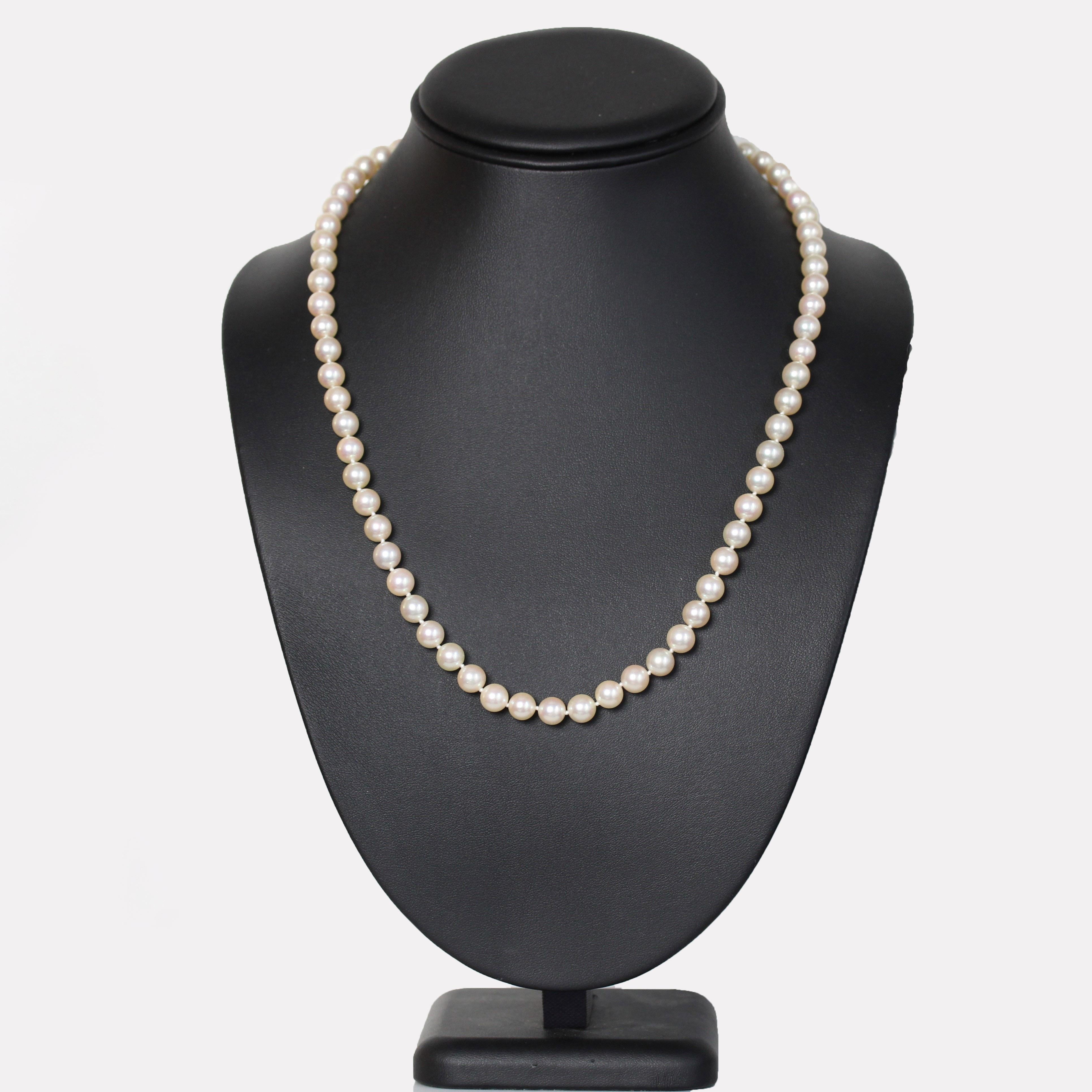 French 1960s 18 Karat Yellow Gold Chiseled Clasp Cultured Pearl Choker Necklace For Sale 3