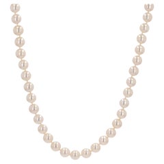 Collar gargantilla de perlas cultivadas con cierre cincelado de oro amarillo de 18 quilates francés de los años 60