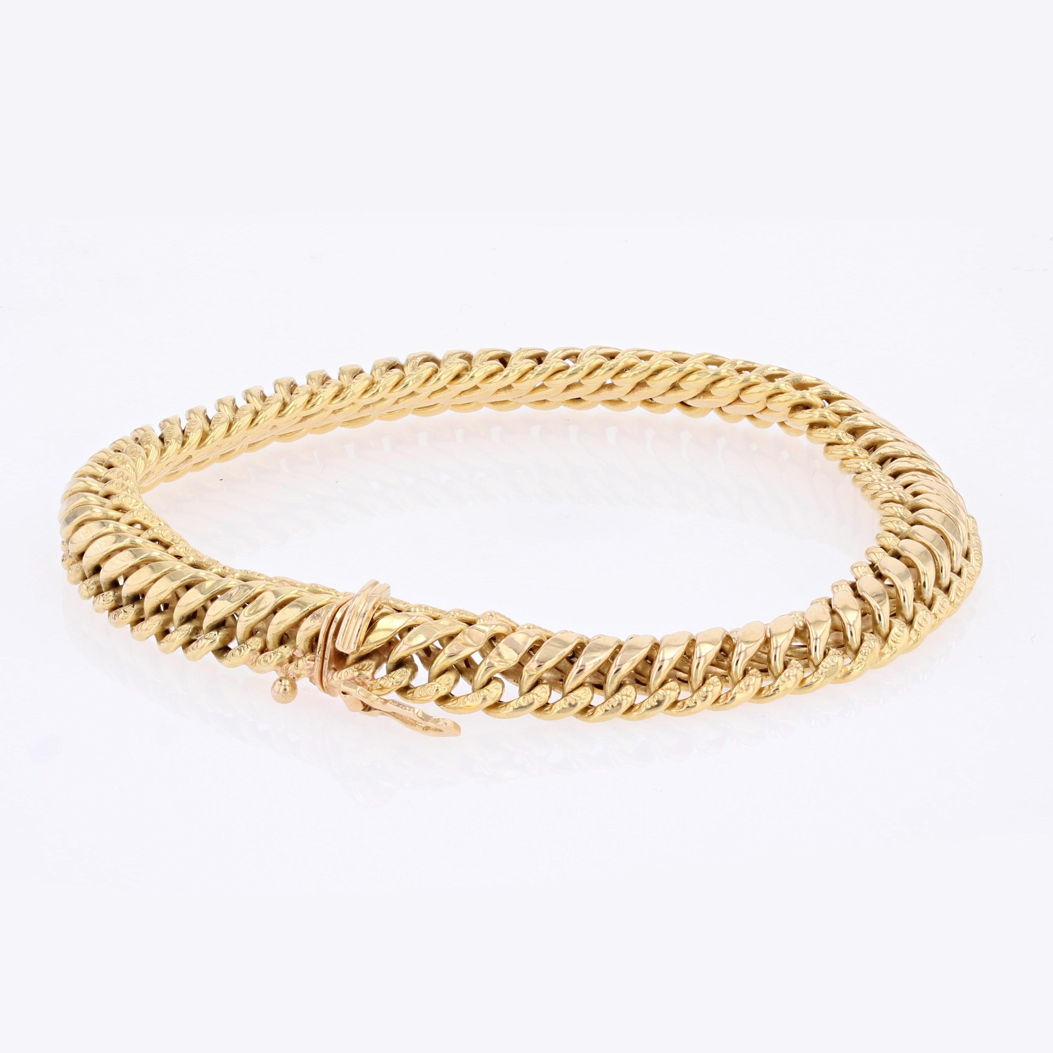 French 1960s 18 Karat Yellow Gold Chiseled Curb Retro Bracelet In Good Condition For Sale In Poitiers, FR