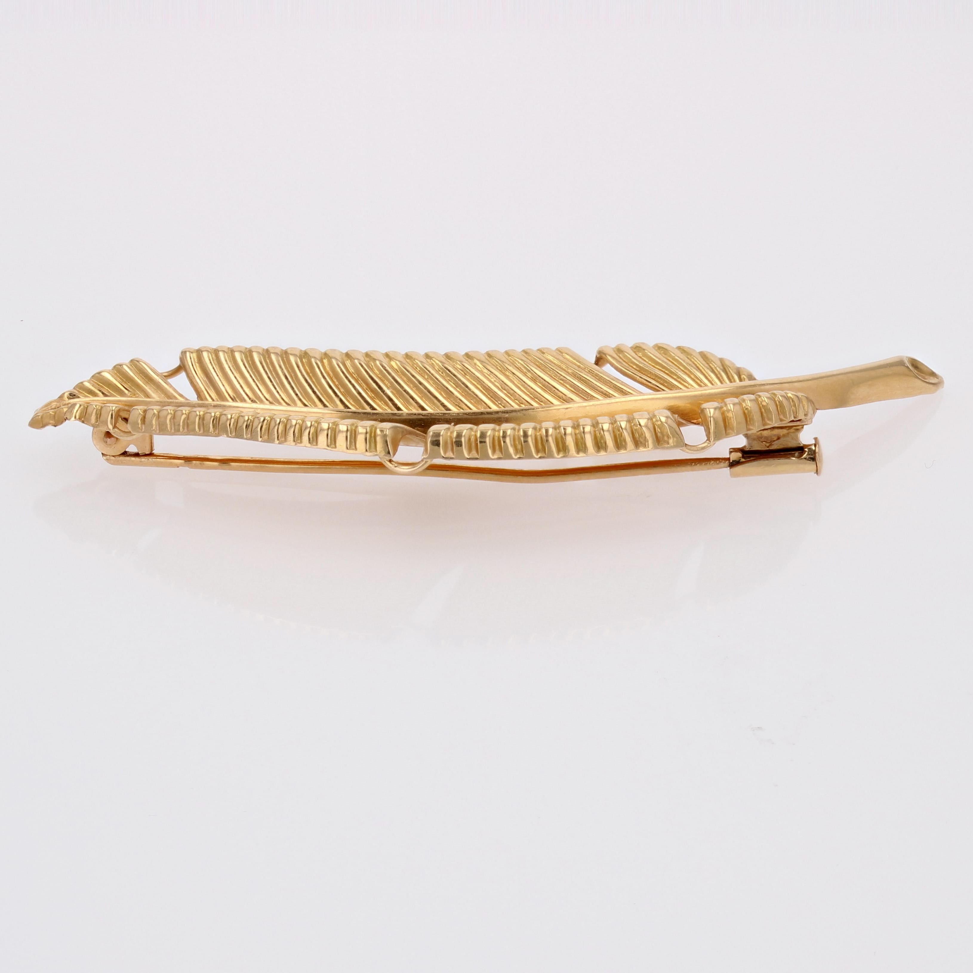 French 1960s 18 Karat Yellow Gold Chiseled Feather Brooch 5