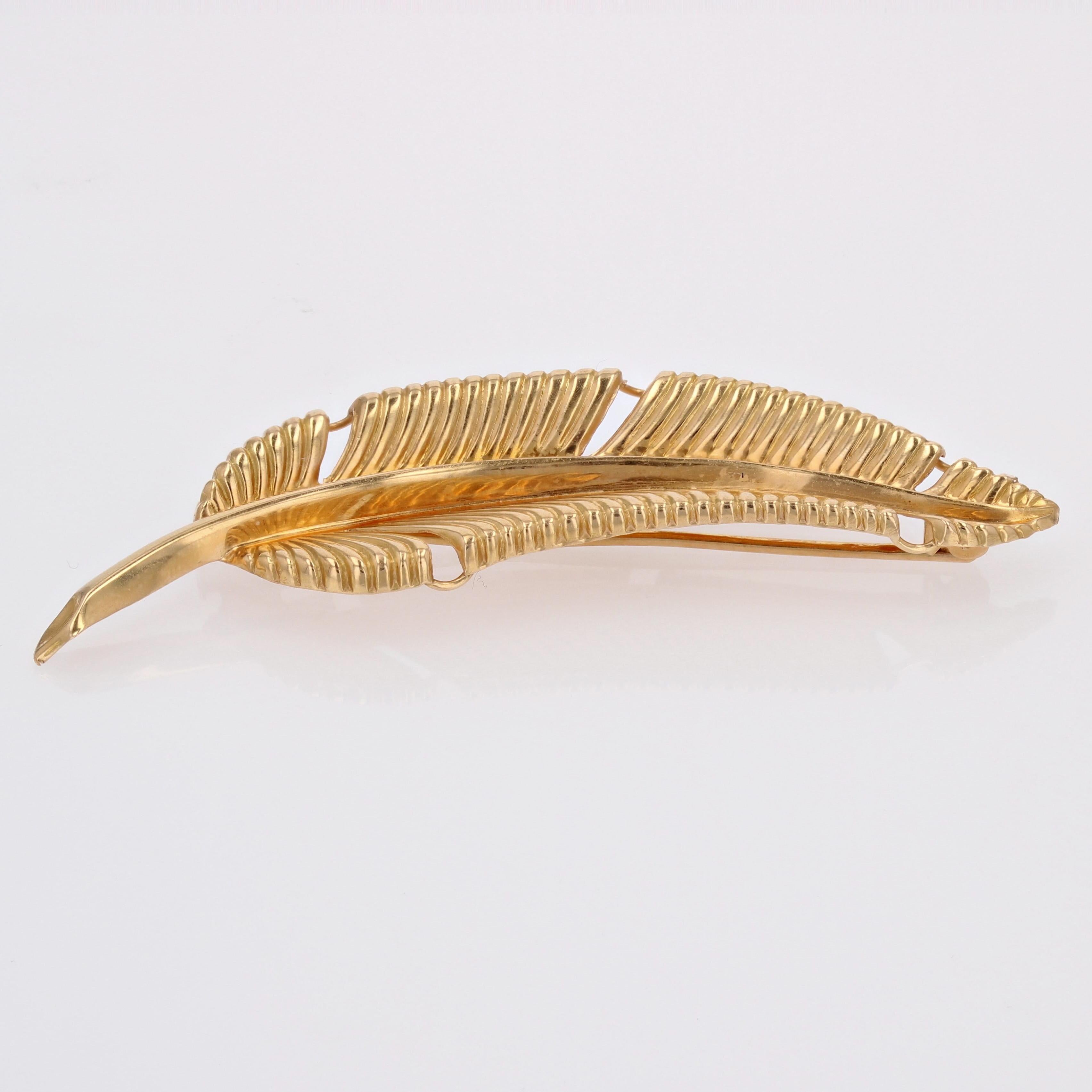 French 1960s 18 Karat Yellow Gold Chiseled Feather Brooch In Good Condition In Poitiers, FR