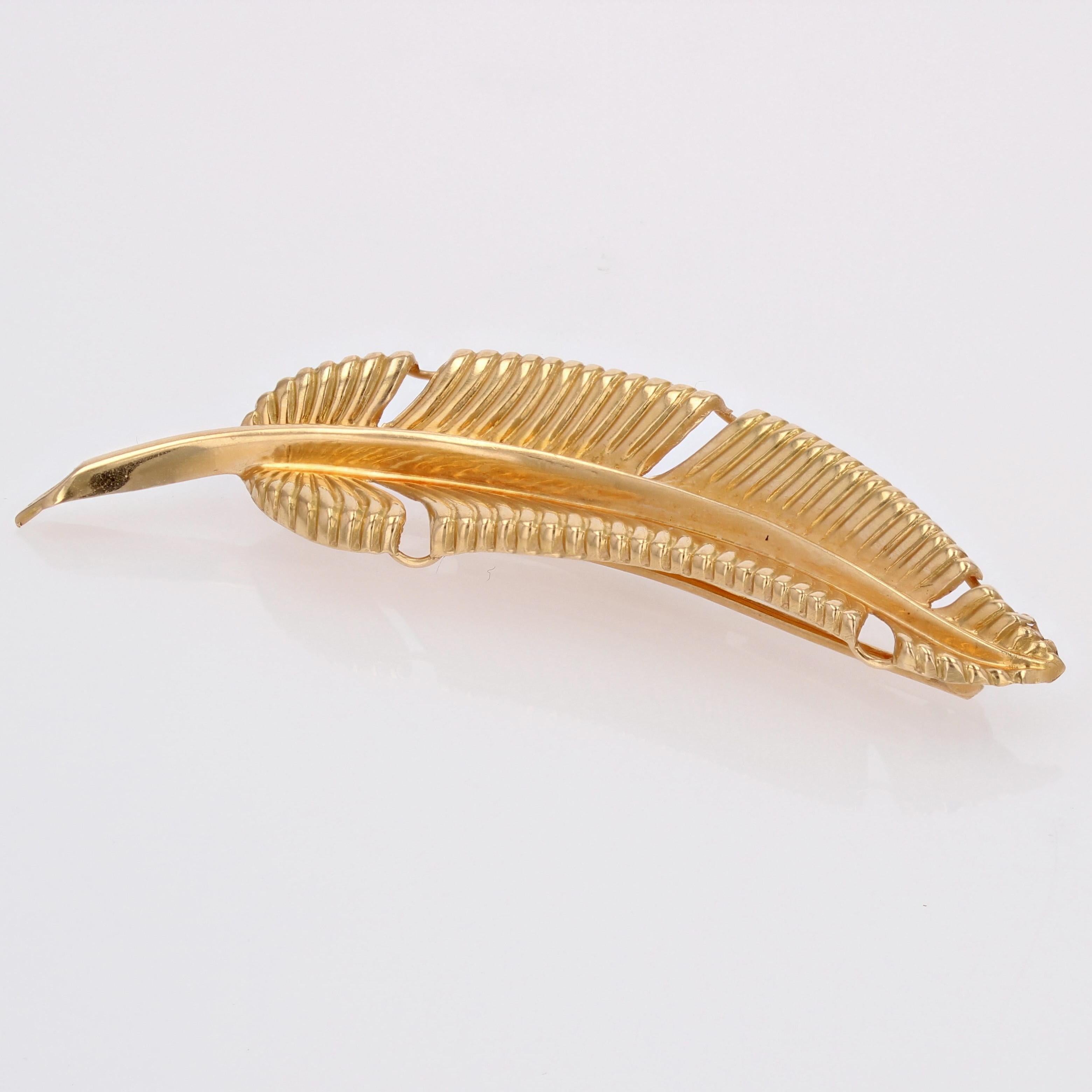 Women's French 1960s 18 Karat Yellow Gold Chiseled Feather Brooch