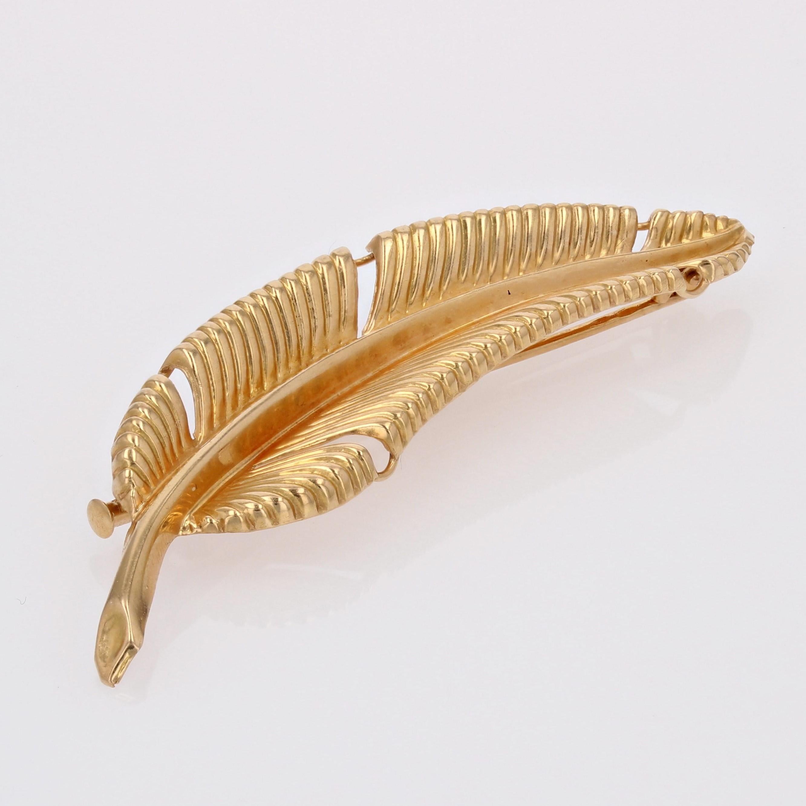 French 1960s 18 Karat Yellow Gold Chiseled Feather Brooch 1