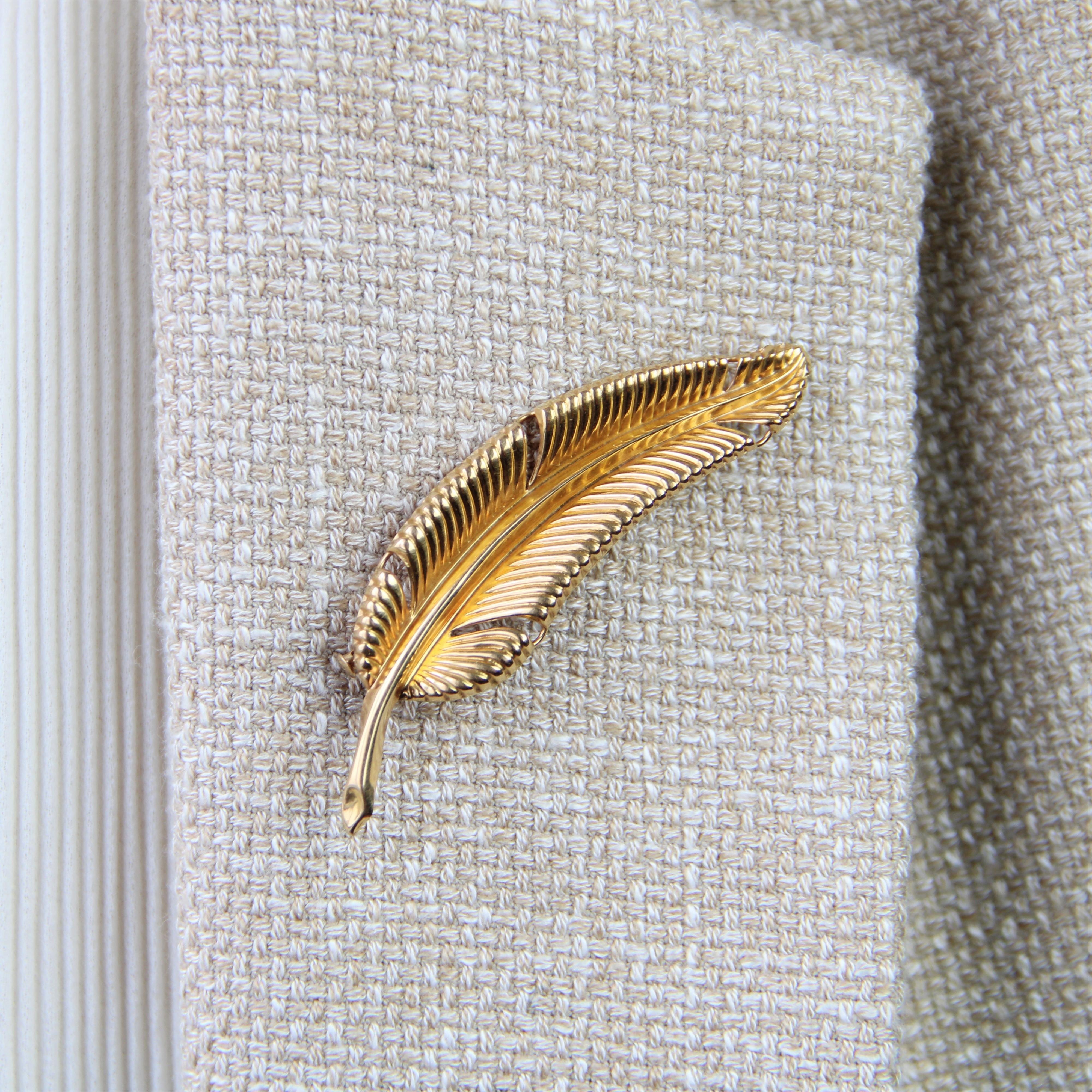 French 1960s 18 Karat Yellow Gold Chiseled Feather Brooch 4