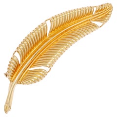 French 1960s 18 Karat Yellow Gold Chiseled Feather Brooch