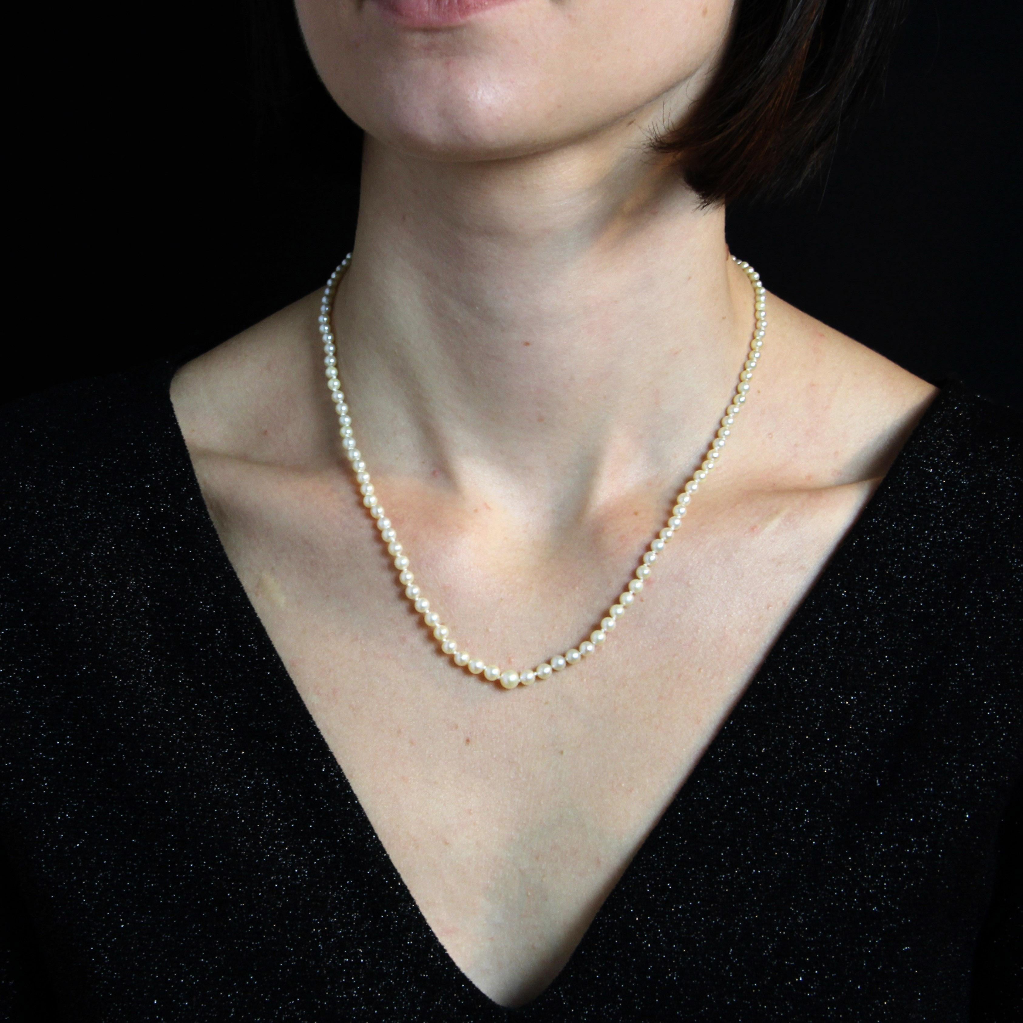 Necklace of creamy pearly orient cultured pearls, opening with an 18K yellow gold clasp, eagle head hallmark.
The pearls on this necklace are drop-shaped : the center pearl is larger and their size reduces to the clasp.
Diameter of the pearls :
