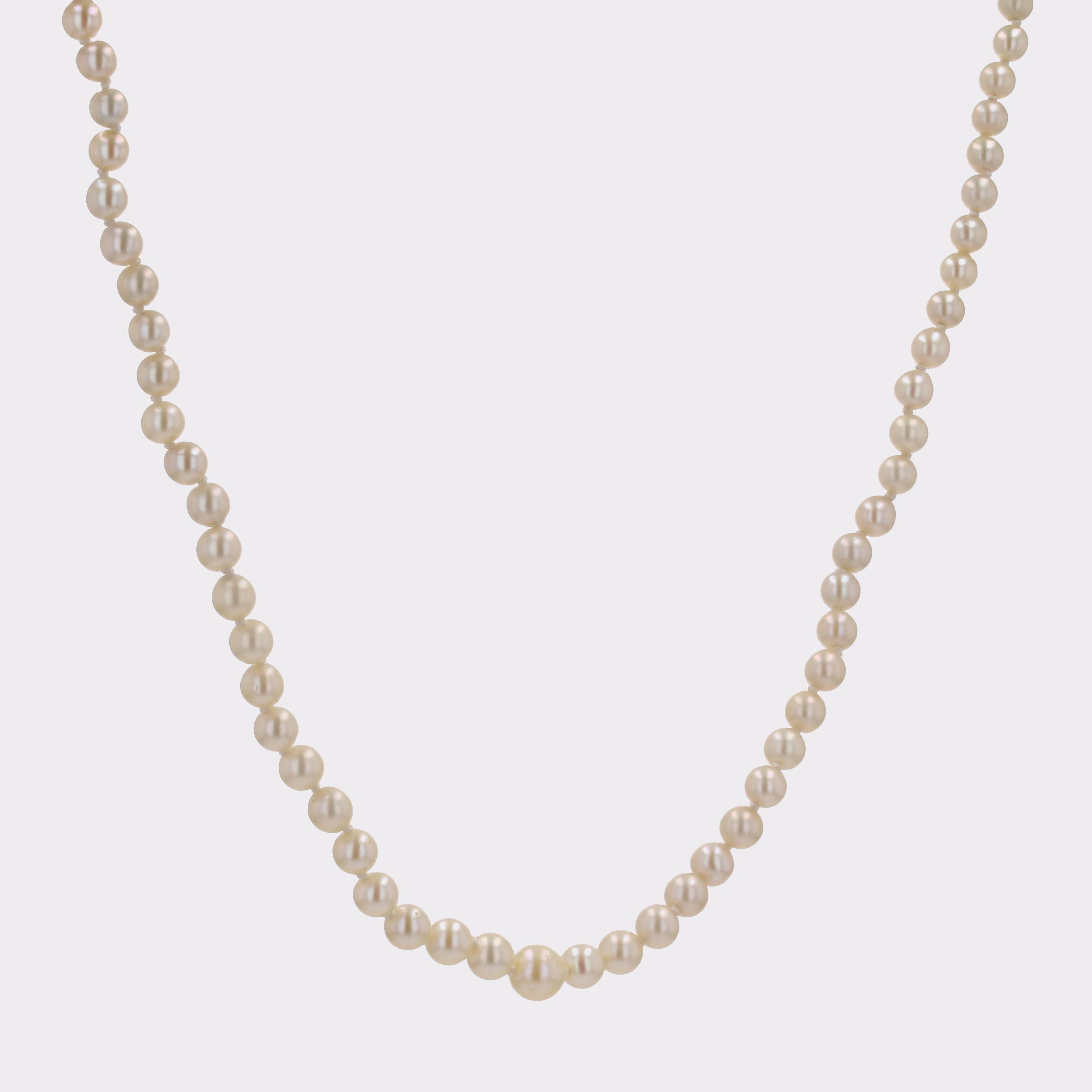 Women's French 1960s 18 Karat Yellow Gold Clasp Cultured Pearl Necklace