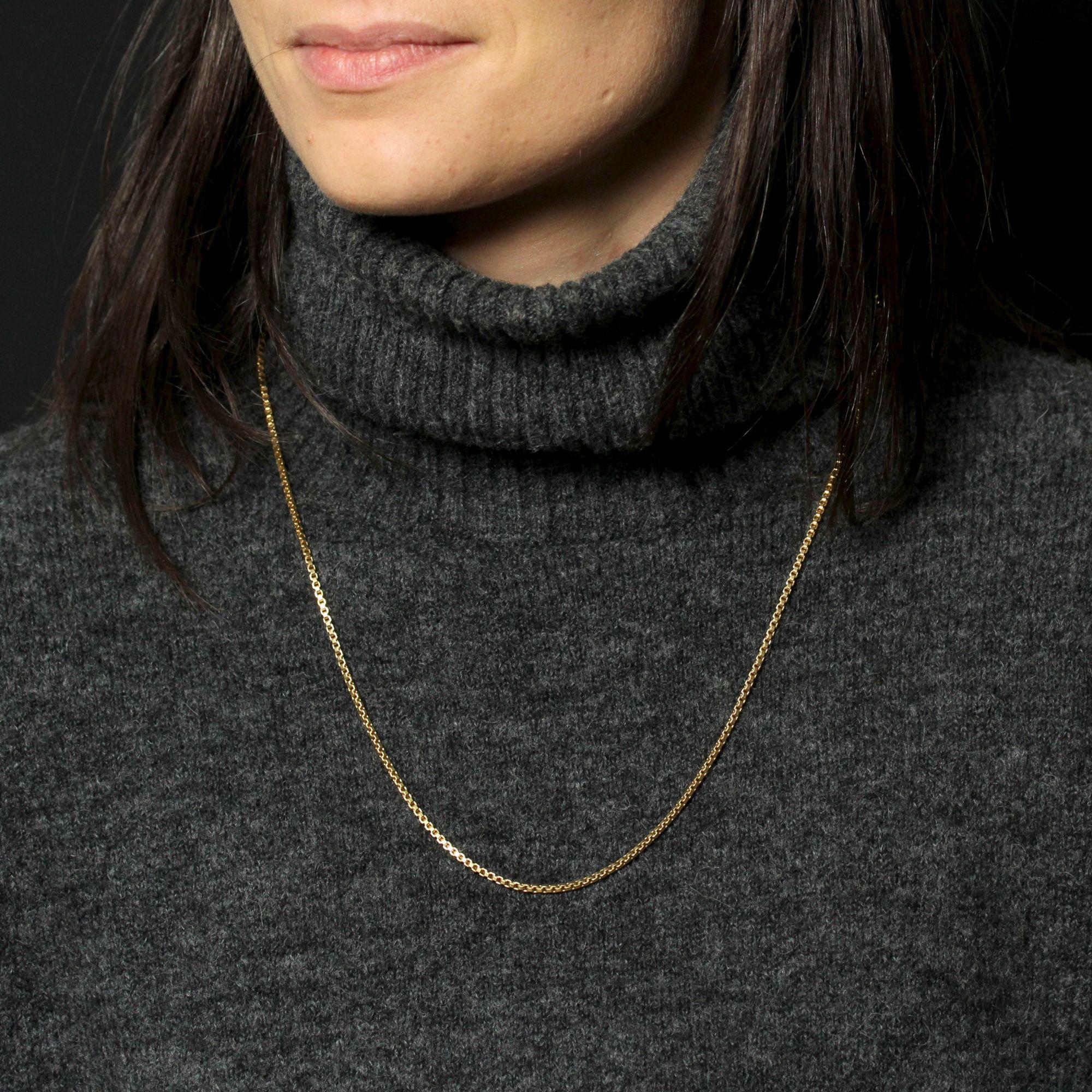 Chain in 18 karat yellow gold, eagle head and rhinoceros hallmarks.
Massive, this chain is made of a geometric mesh and closes with a spring ring.
Length : 61 cm approximately, width : 2 mm approximately.
Total weight of the jewel : 19,2 g