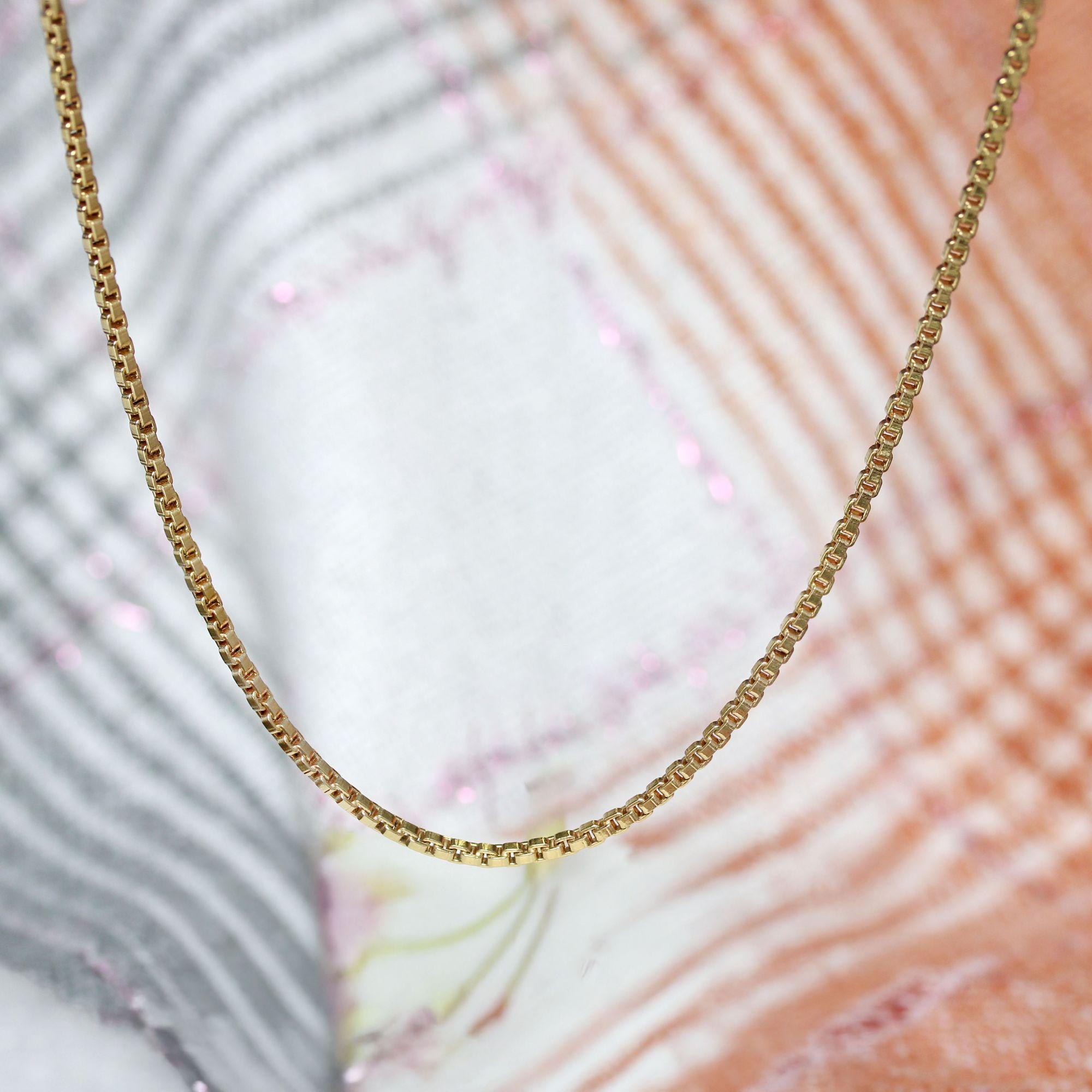 French 1960s 18 Karat Yellow Gold Cube Mesh Chain Necklace In Excellent Condition In Poitiers, FR