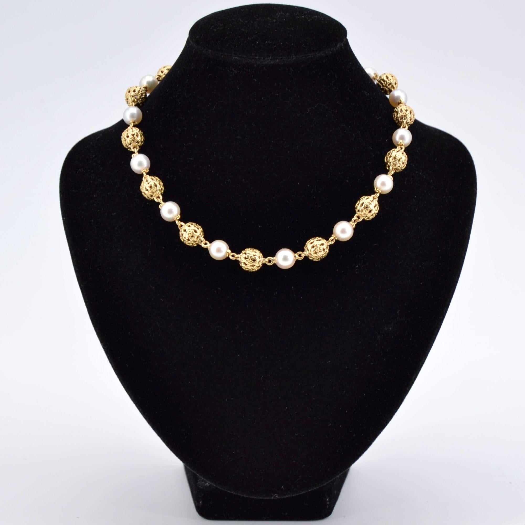 French 1960s 18 Karat Yellow Gold Cultured Pearls Convertible Necklace For Sale 2