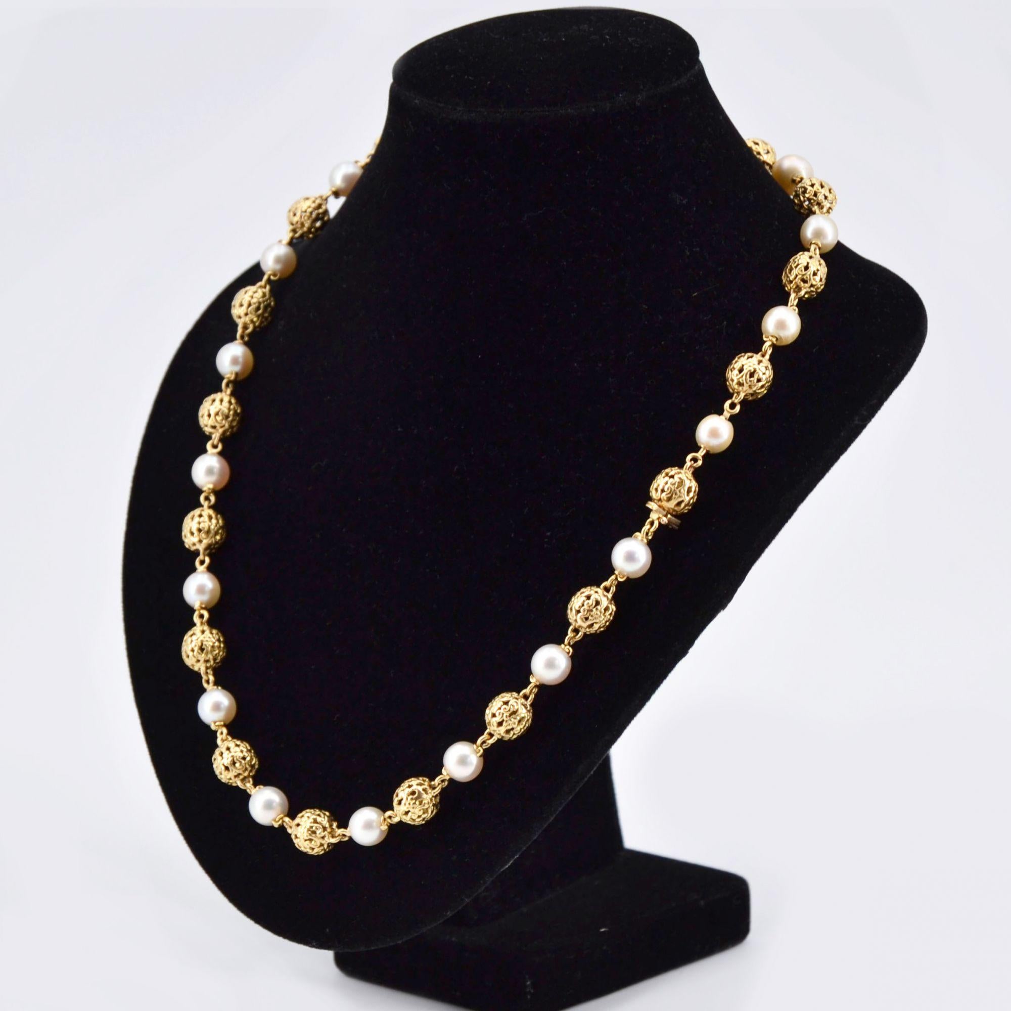 French 1960s 18 Karat Yellow Gold Cultured Pearls Convertible Necklace For Sale 4