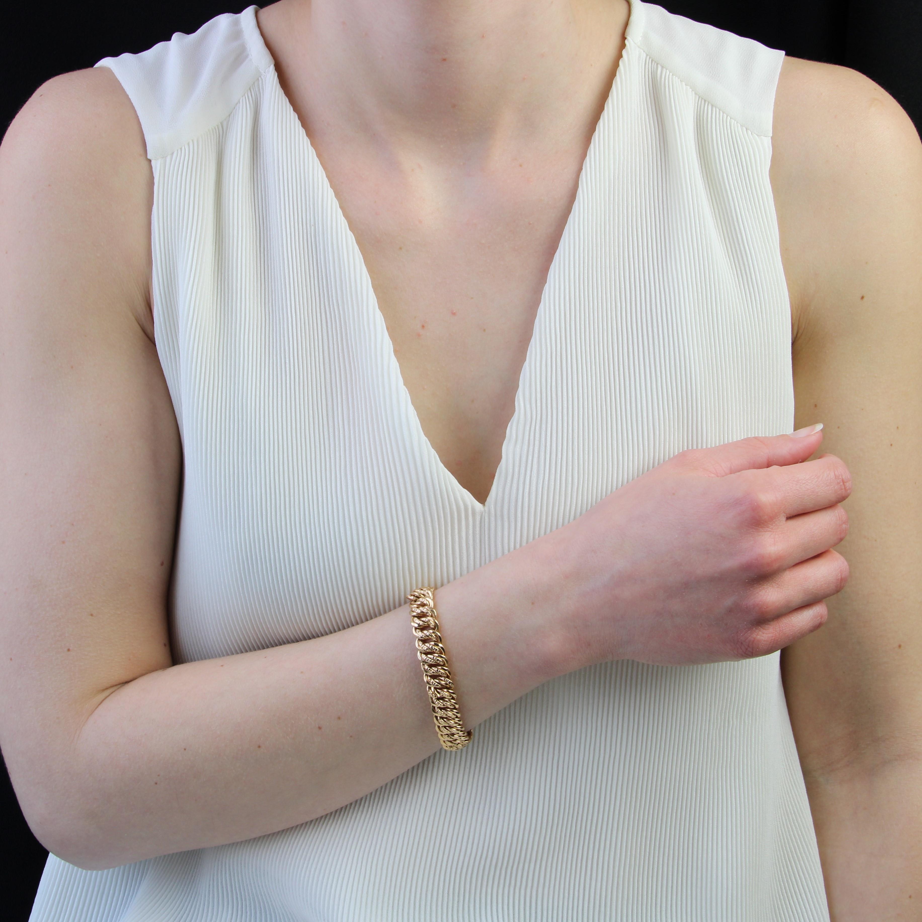 Bracelet in 18 karat yellow gold, eagle head and rhinoceros hallmarks.
Retro yellow gold curb bracelet, it is chased on the links of the center and diamond on the links of the edges. The clasp is ratchet with safety 
