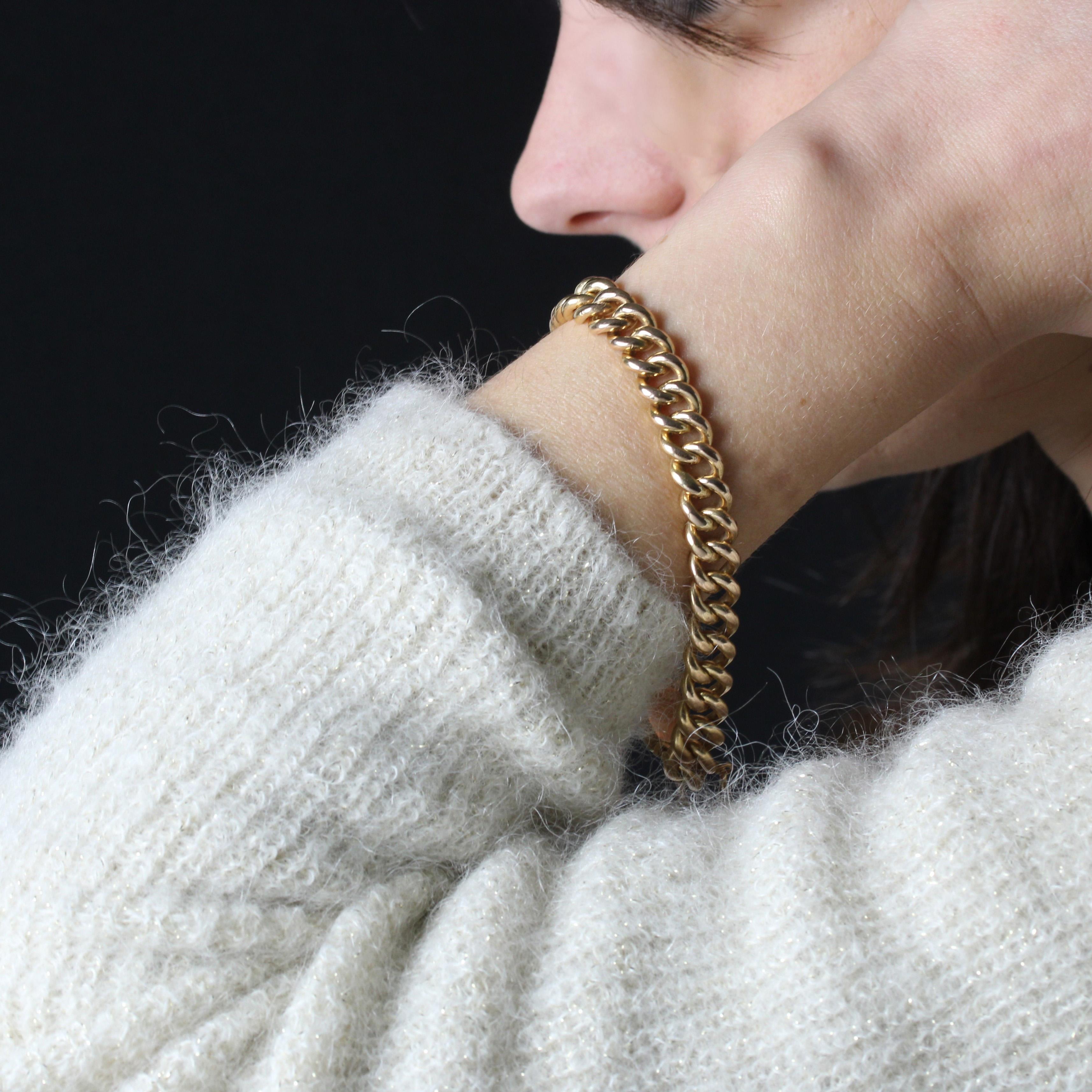 Bracelet in 18 karat yellow gold, eagle head hallmark.
A vintage curb chain, this antique bracelet is formed from the eponymous solid link. The clasp is a wide rectangular case in smooth gold with a ratchet and safety chain.
Internal circumference :