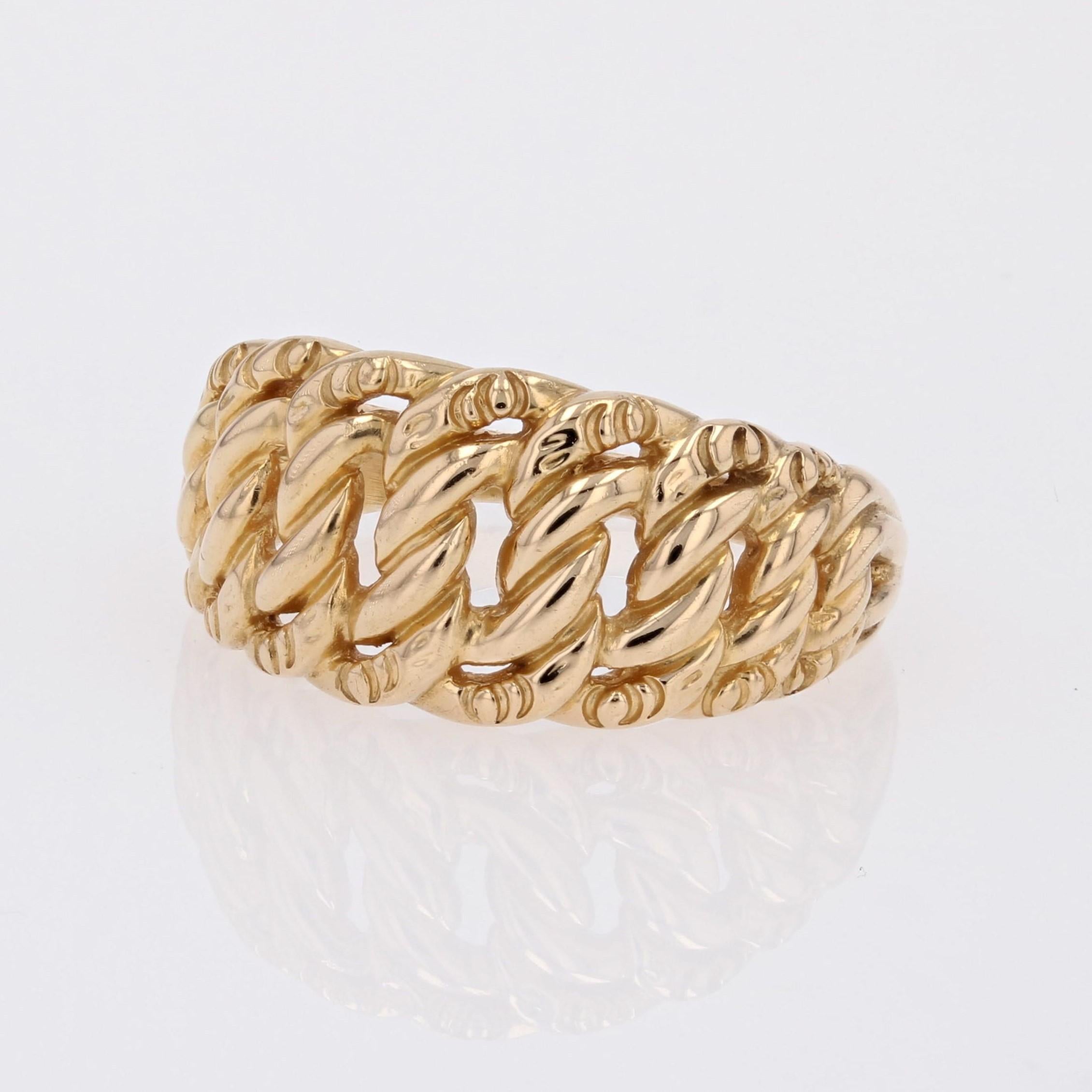 Ring in 18 karat yellow gold, eagle head hallmark.
Based on the motifs of gourmette bracelets, a great classic of antique jewelry, this rigid yellow gold ring is flat on the finger and features a falling gourmette link chased around the