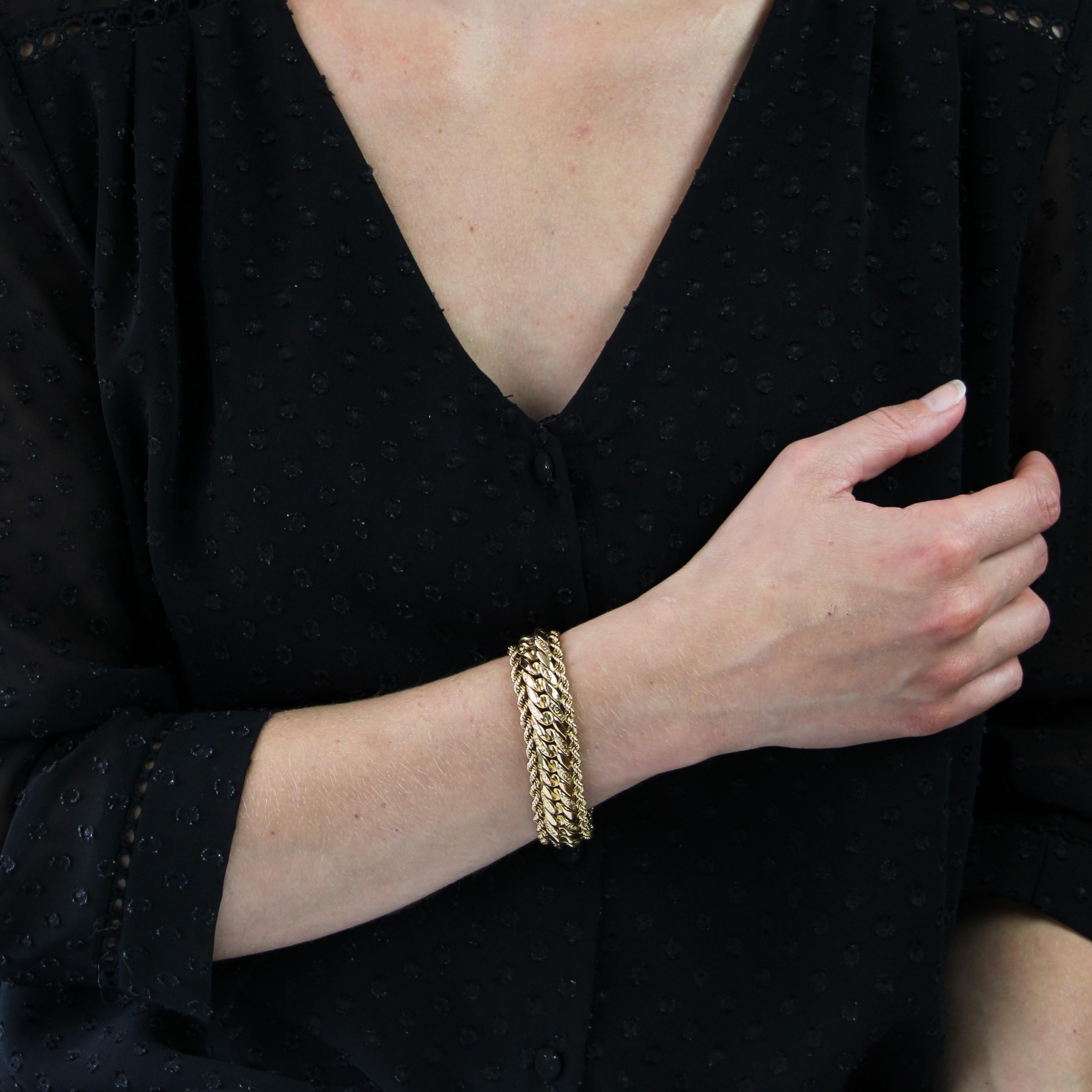 Armband aus 18 Karat Gelbgold, punziert mit Adlerkopf und Rhinozeroskopf.
Vintage-Armband mit einem teilweise ziselierten Gourmet-Glied, das auf beiden Seiten von einer Goldkordel eingefasst ist. Der Verschluss ist ein Ratschenverschluss mit 8 und