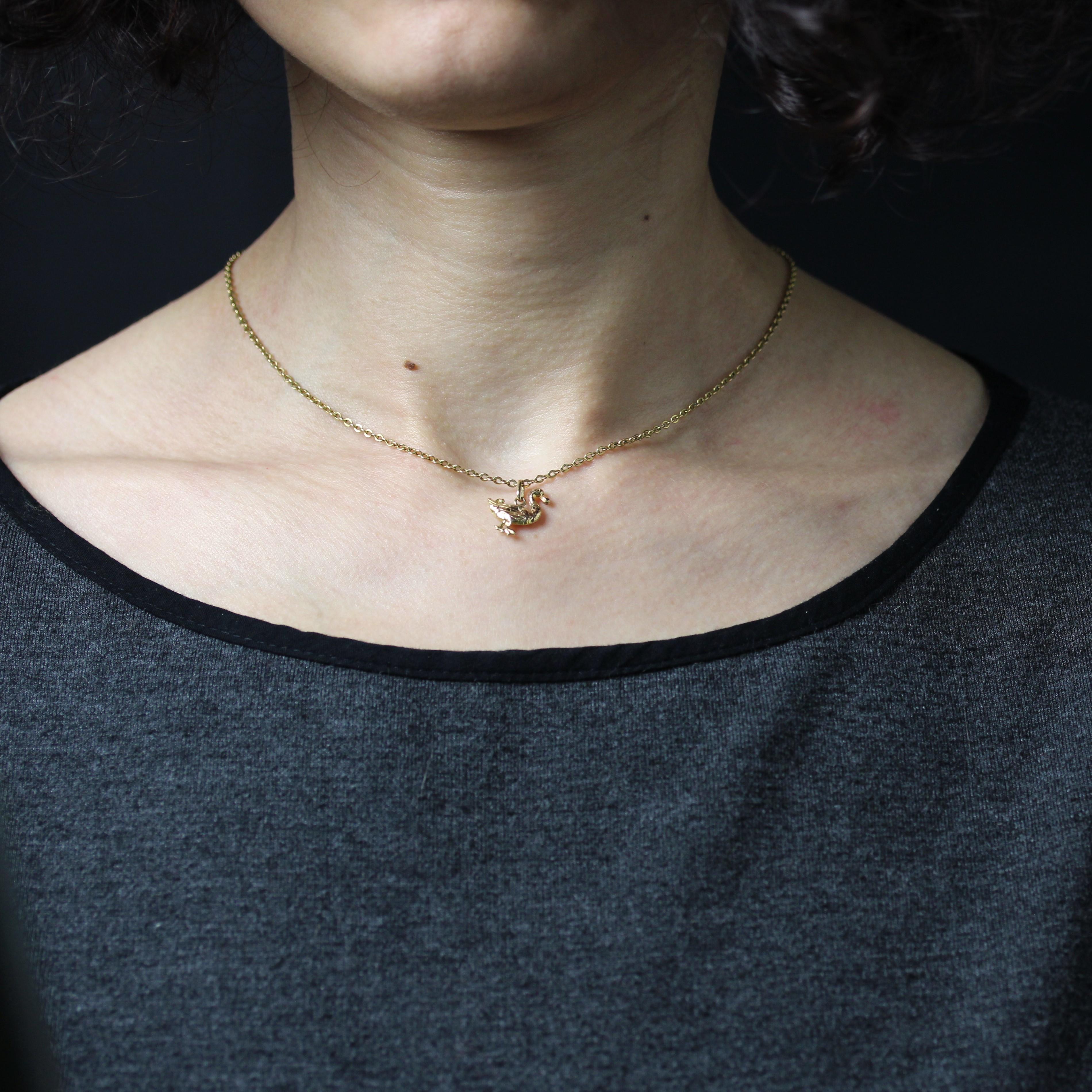 Anhänger aus 18 Karat Gelbgold, Adlerkopfpunze.
Dieser Retro-Anhänger stellt eine Ente dar.
Der Anhänger wird ohne seine Präsentationskette verkauft.
Höhe: ca. 10,3 mm, Breite: ca. 13,3 mm, Dicke: ca. 2,5 mm.
Gesamtgewicht des Juwels: ca. 0,5
