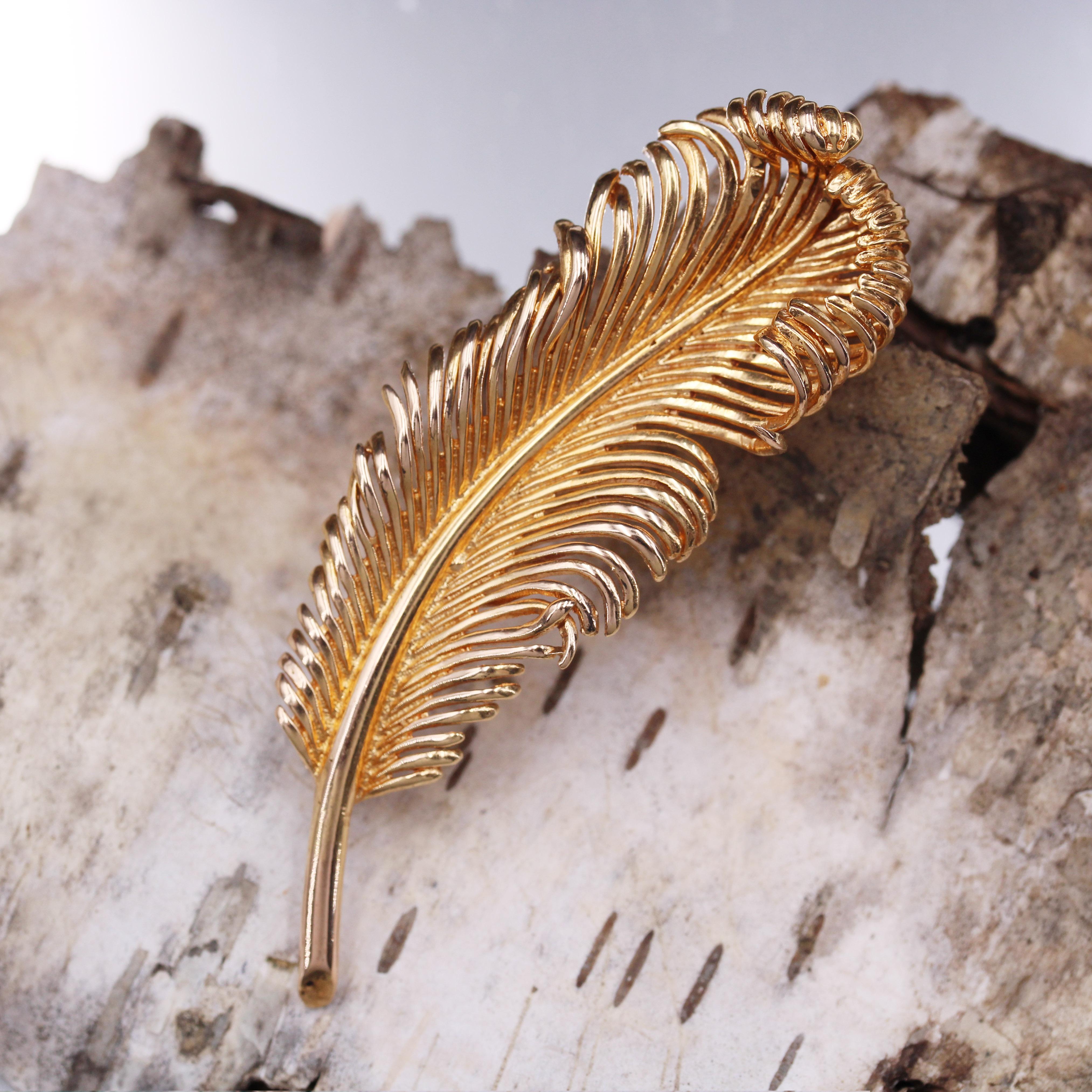 French 1960s 18 Karat Yellow Gold Feather Retro Brooch In Excellent Condition For Sale In Poitiers, FR