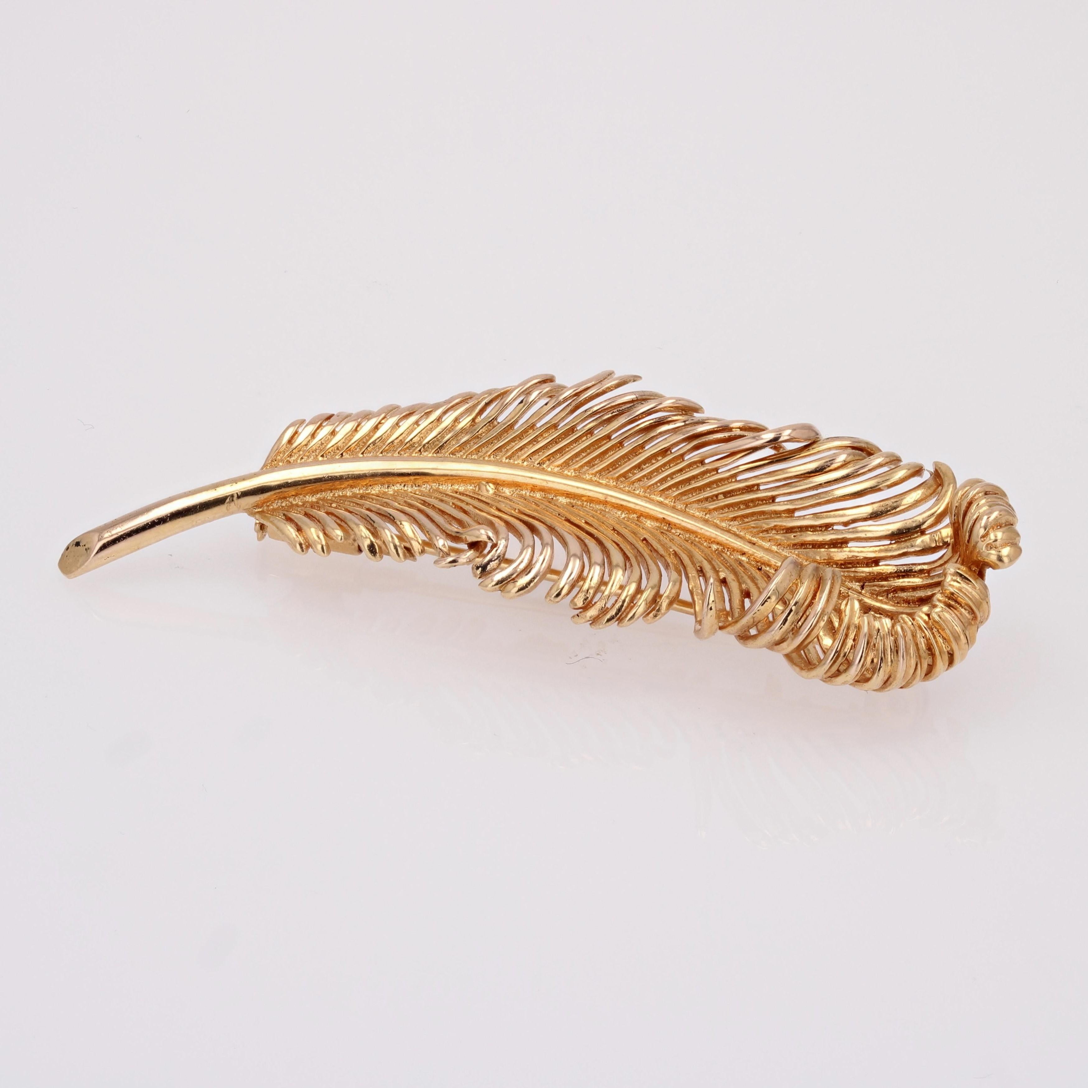French 1960s 18 Karat Yellow Gold Feather Retro Brooch For Sale 1