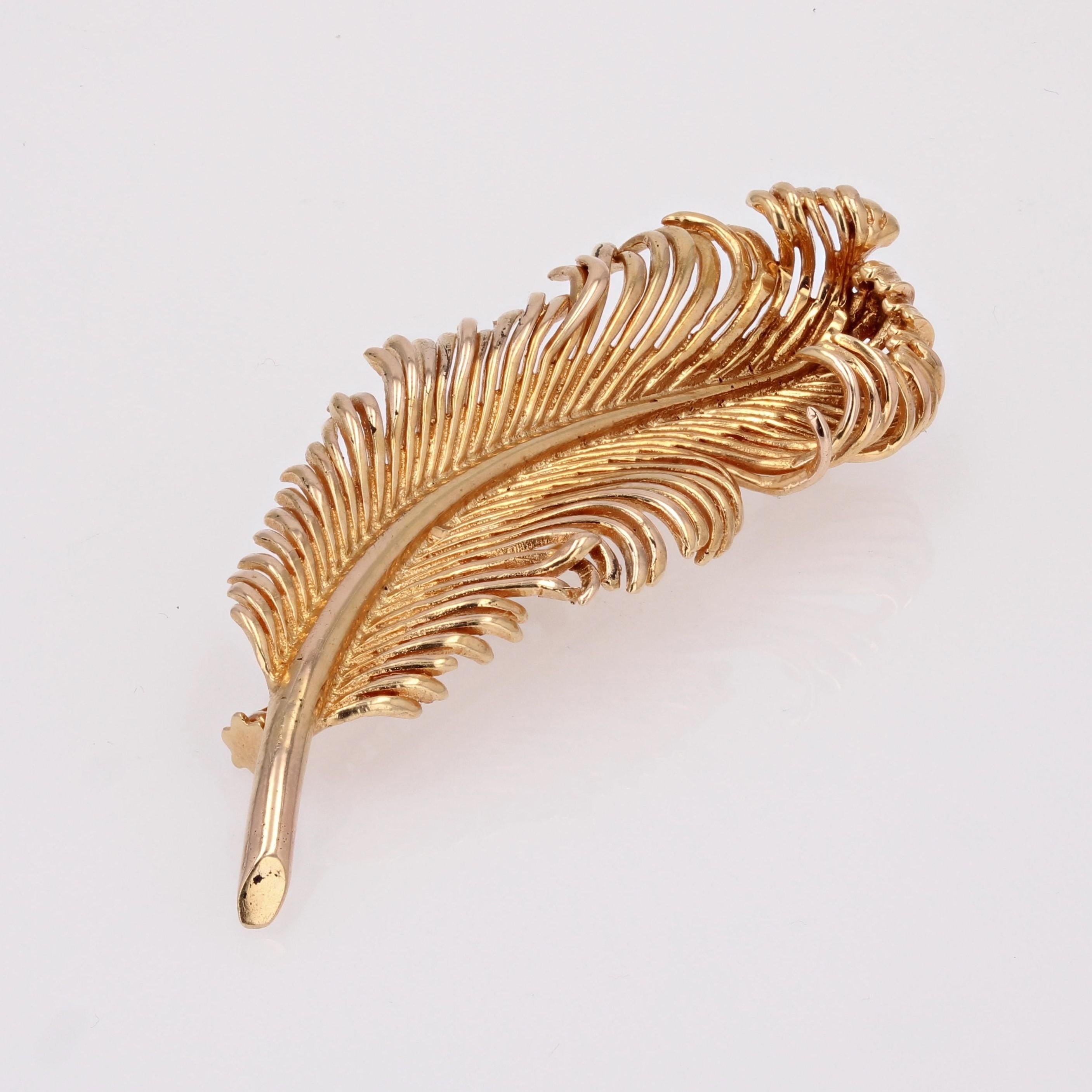 French 1960s 18 Karat Yellow Gold Feather Retro Brooch For Sale 2