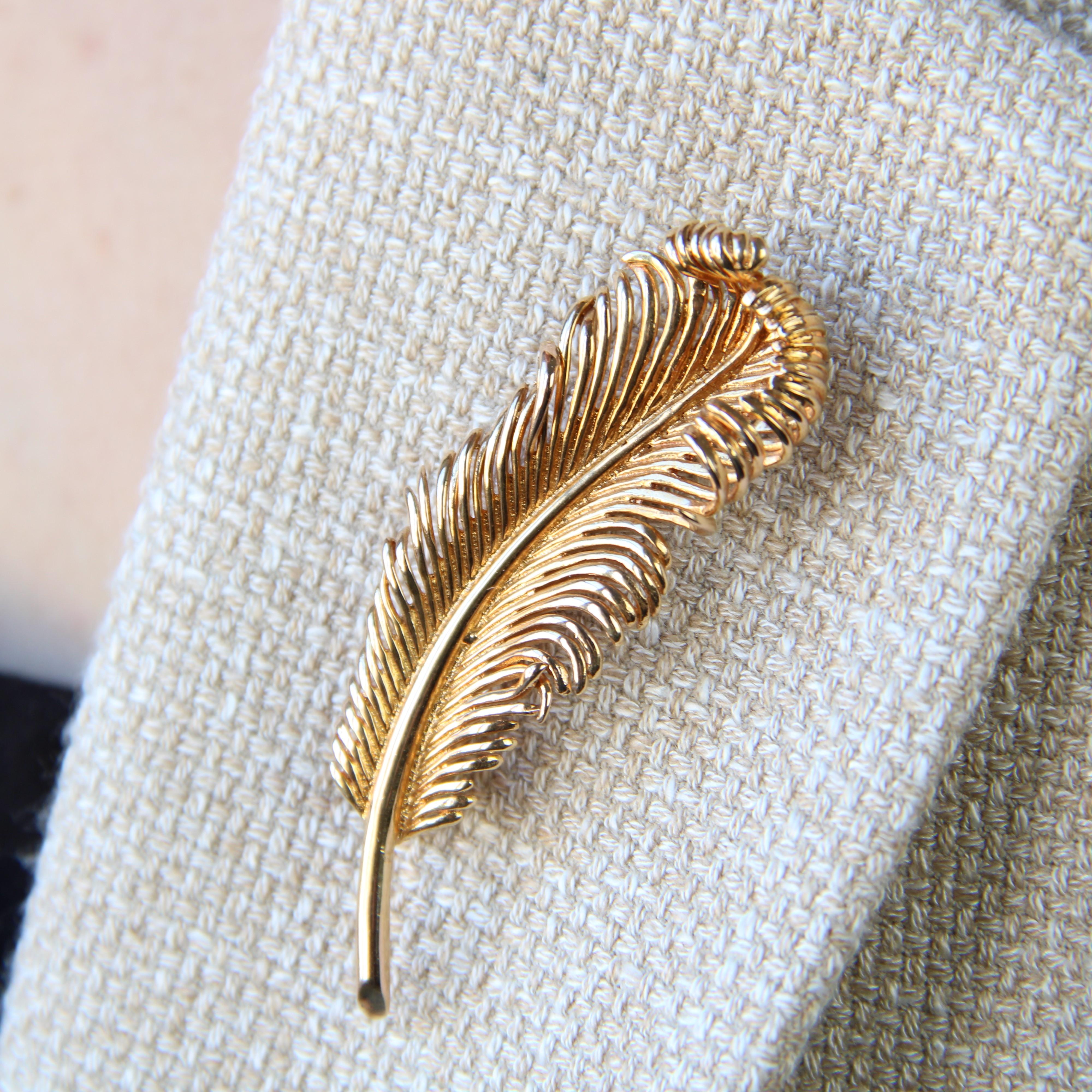 French 1960s 18 Karat Yellow Gold Feather Retro Brooch For Sale 4