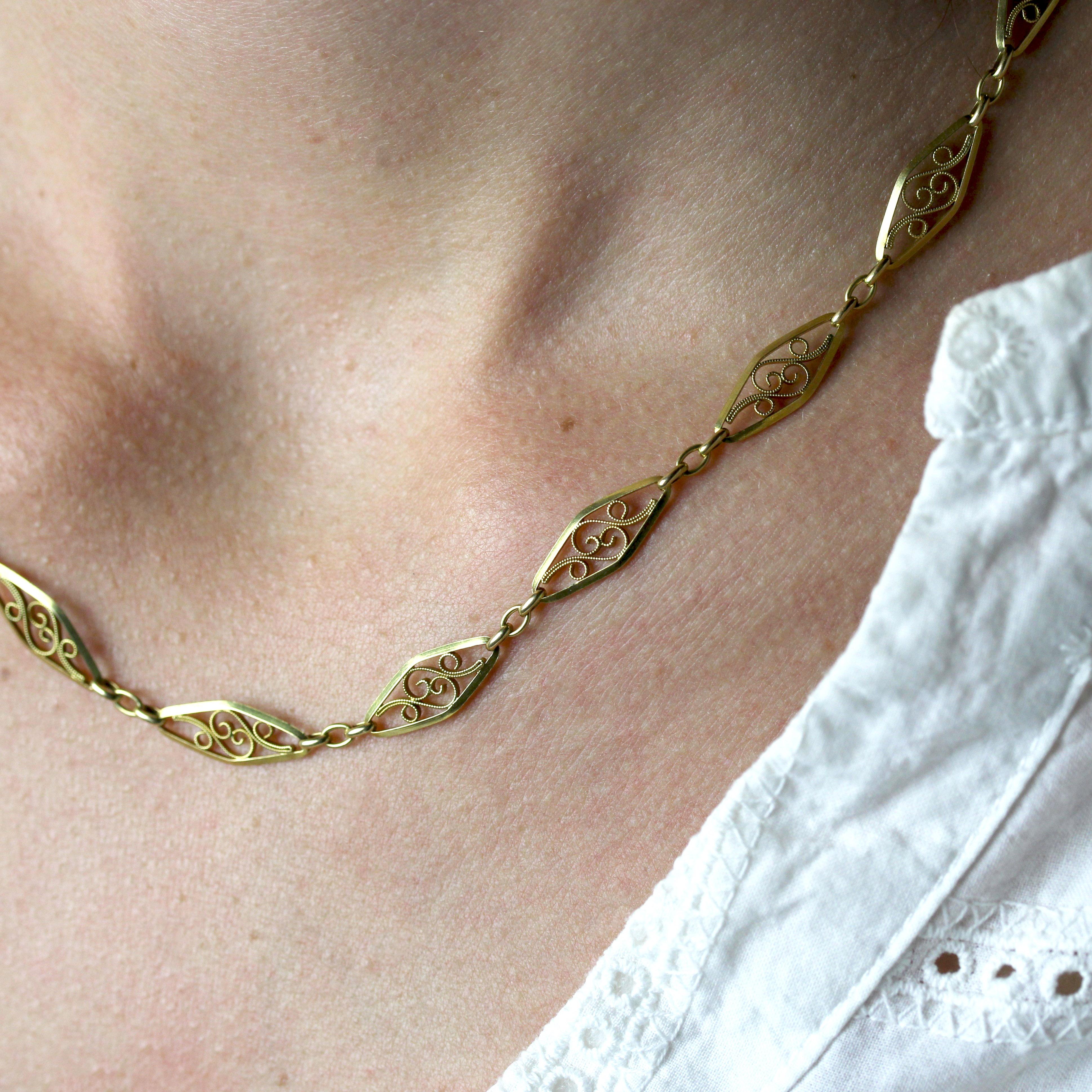 French 1960s 18 Karat Yellow Gold Filigree Chain Necklace For Sale 5