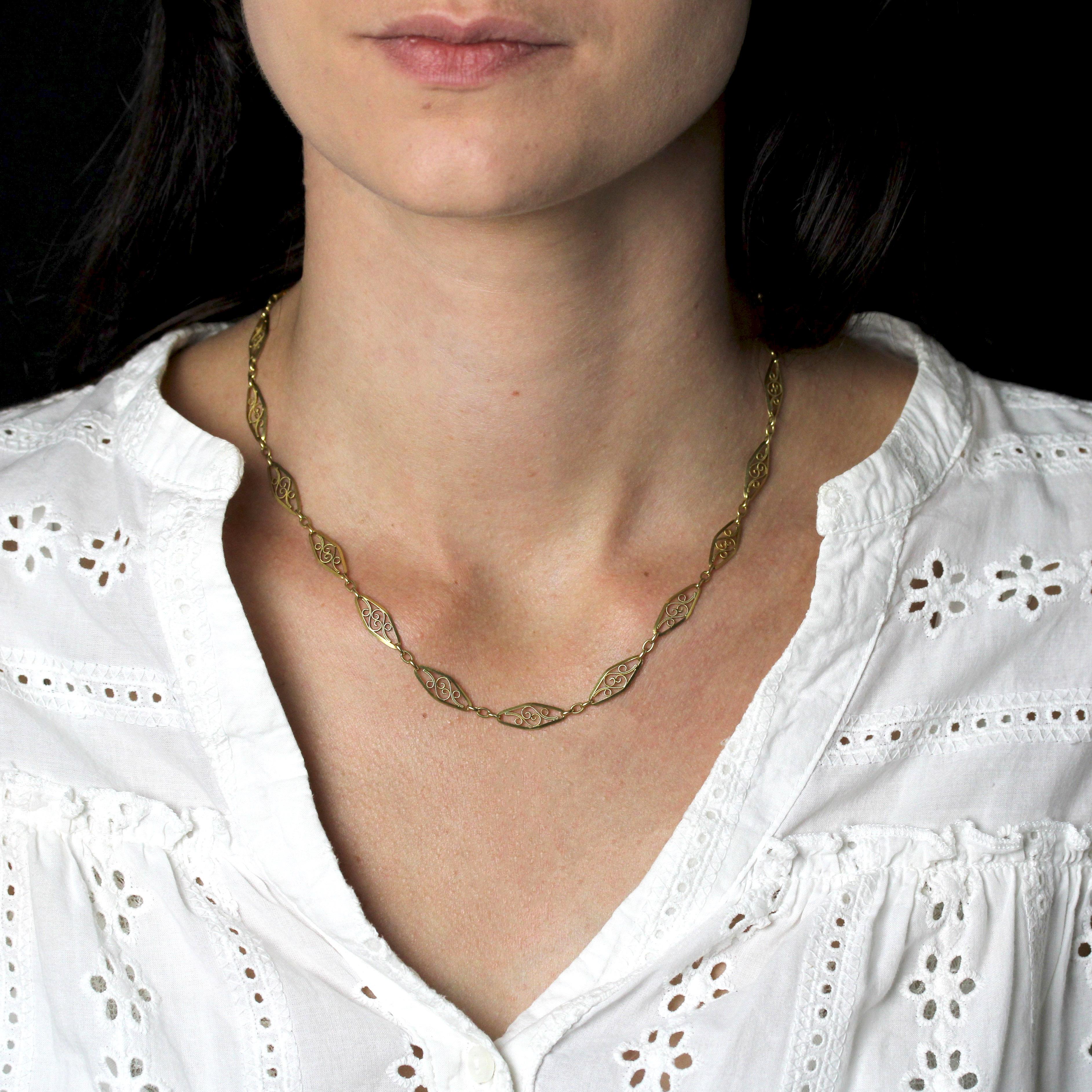 Necklace in 18 karat yellow gold, eagle head hallmark.
A jewelry classic, this gold necklace features diamond-shaped links with filigree openwork motifs. Each link is separated from the other by three rings. The clasp is a spring ring.
Length : 45.5