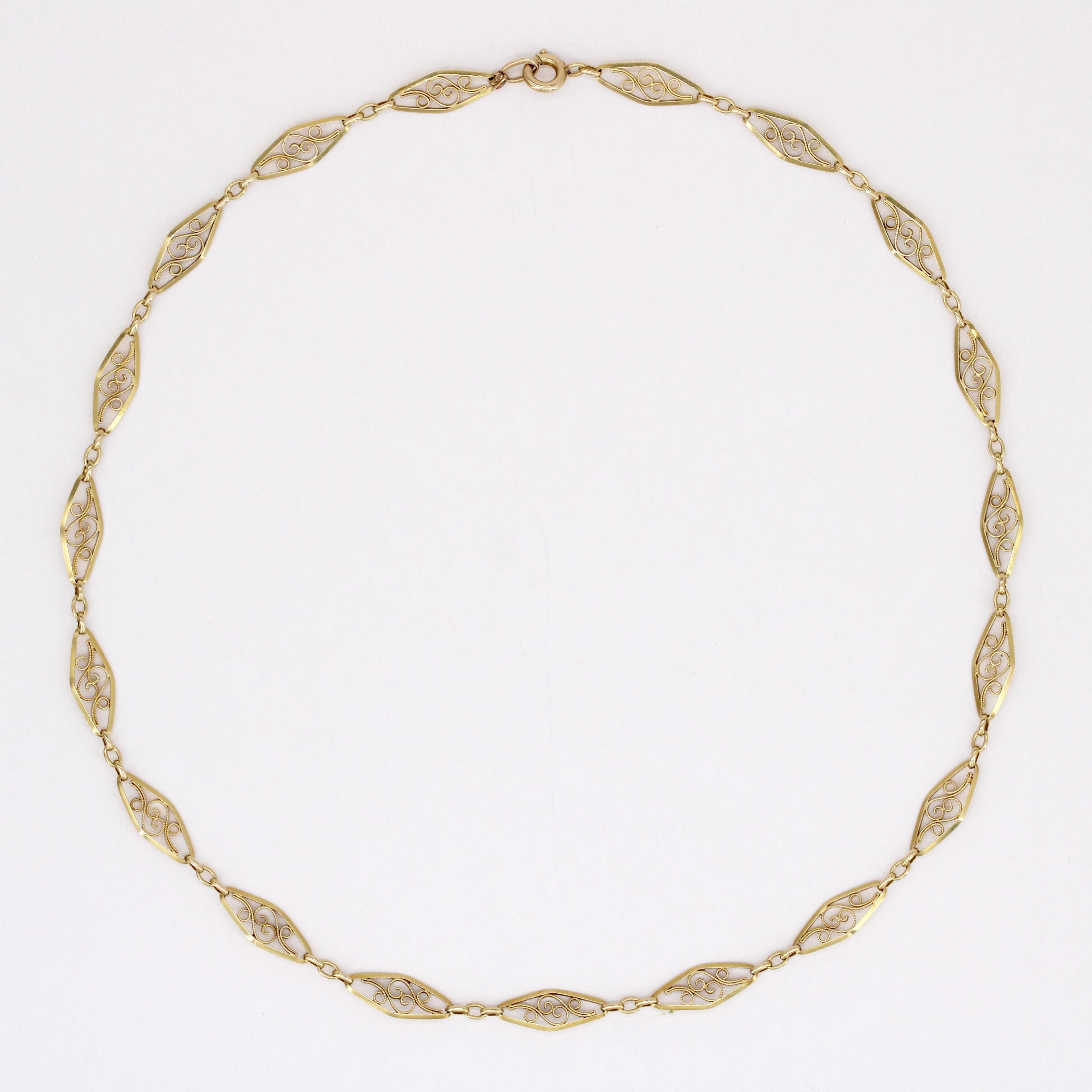 French 1960s 18 Karat Yellow Gold Filigree Chain Necklace In Good Condition For Sale In Poitiers, FR