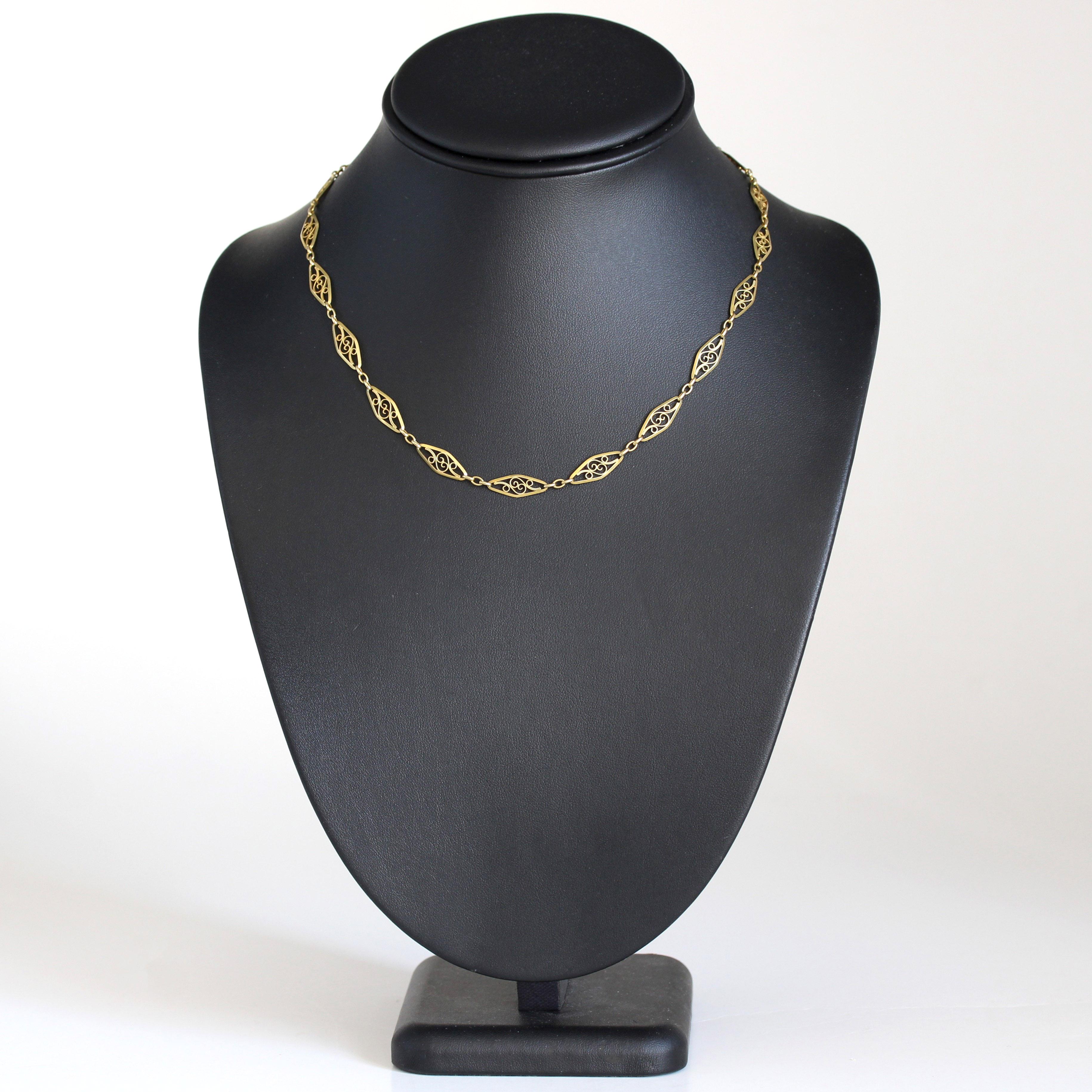French 1960s 18 Karat Yellow Gold Filigree Chain Necklace For Sale 2