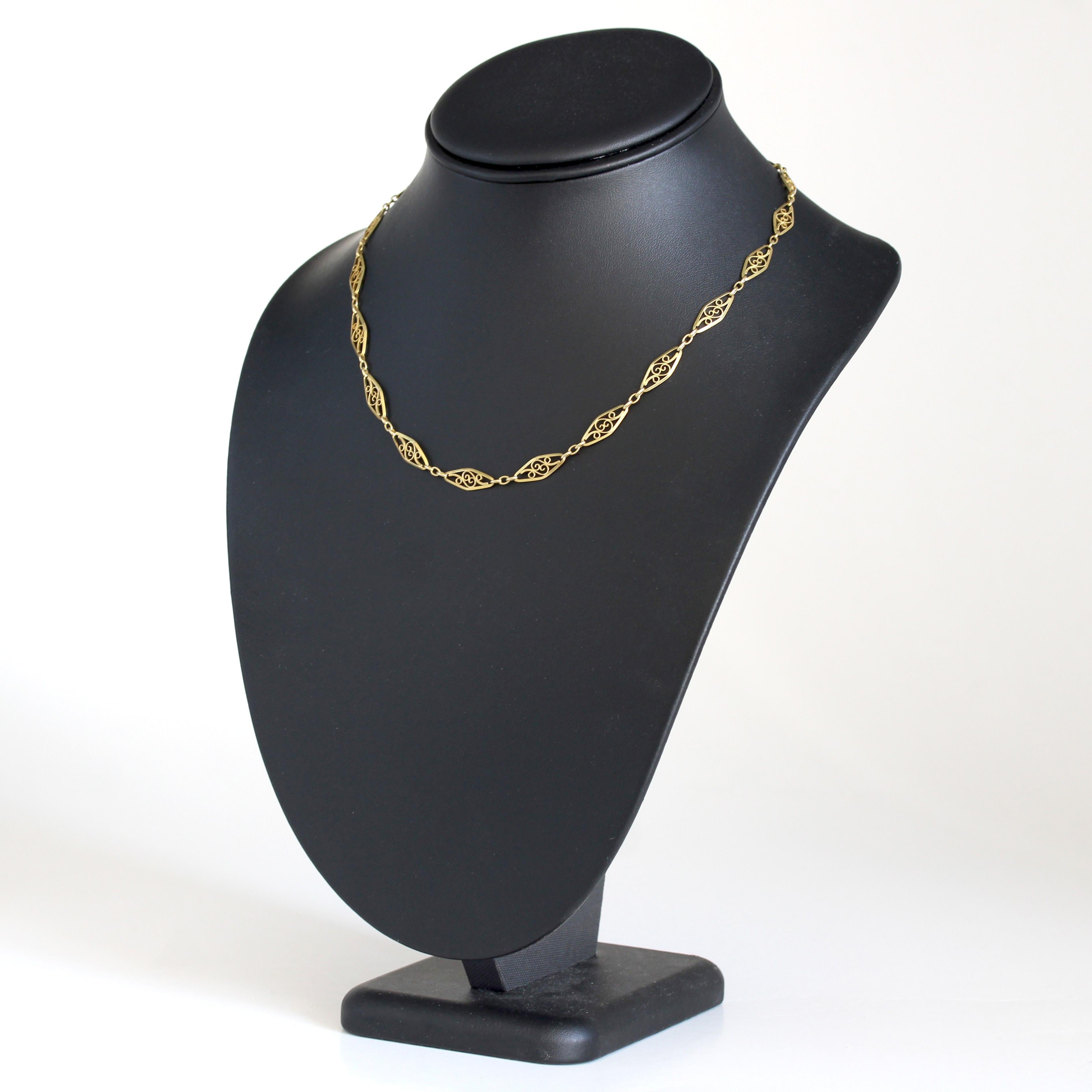 French 1960s 18 Karat Yellow Gold Filigree Chain Necklace For Sale 3