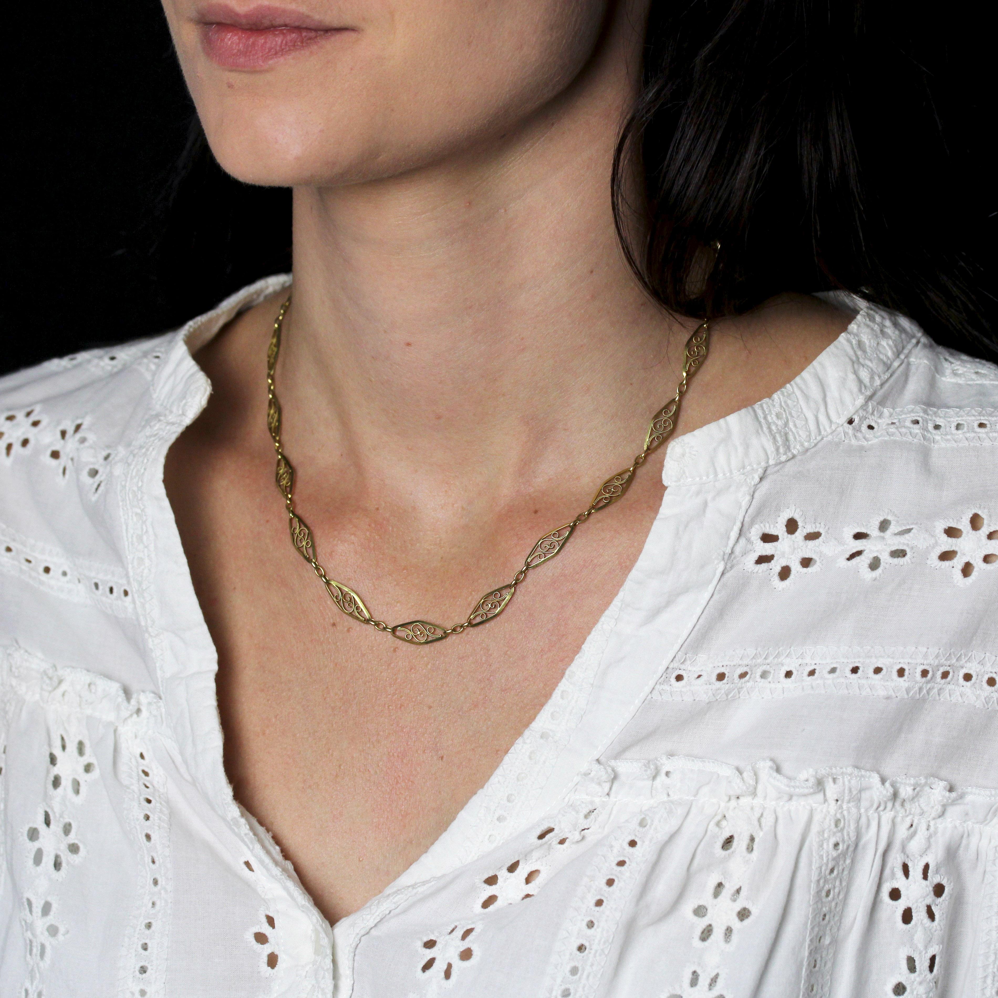 French 1960s 18 Karat Yellow Gold Filigree Chain Necklace For Sale 4