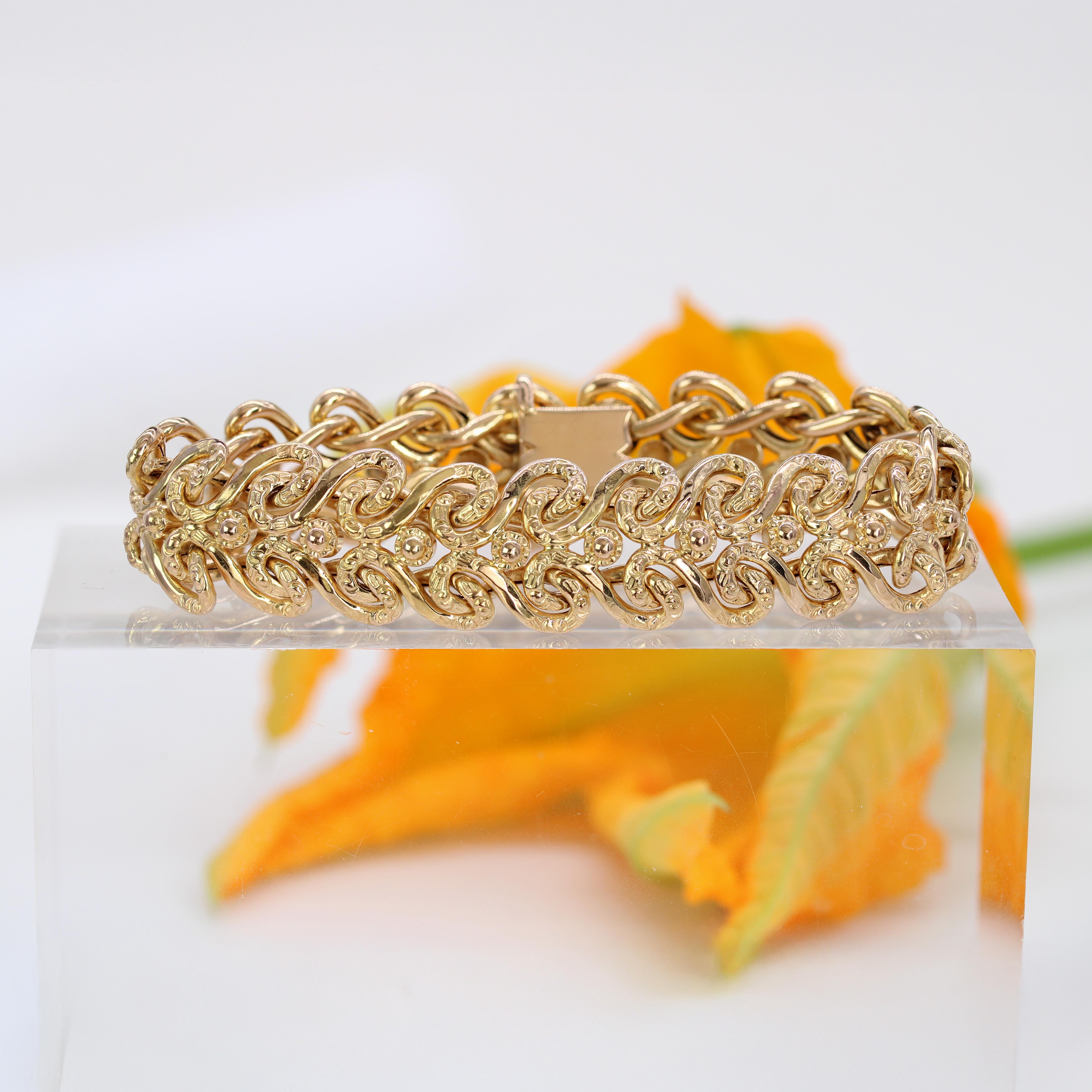 Französisches 1960er Jahre 18 Karat Gelbgold Flexibles Arabesken-Retro-Armband im Angebot 8