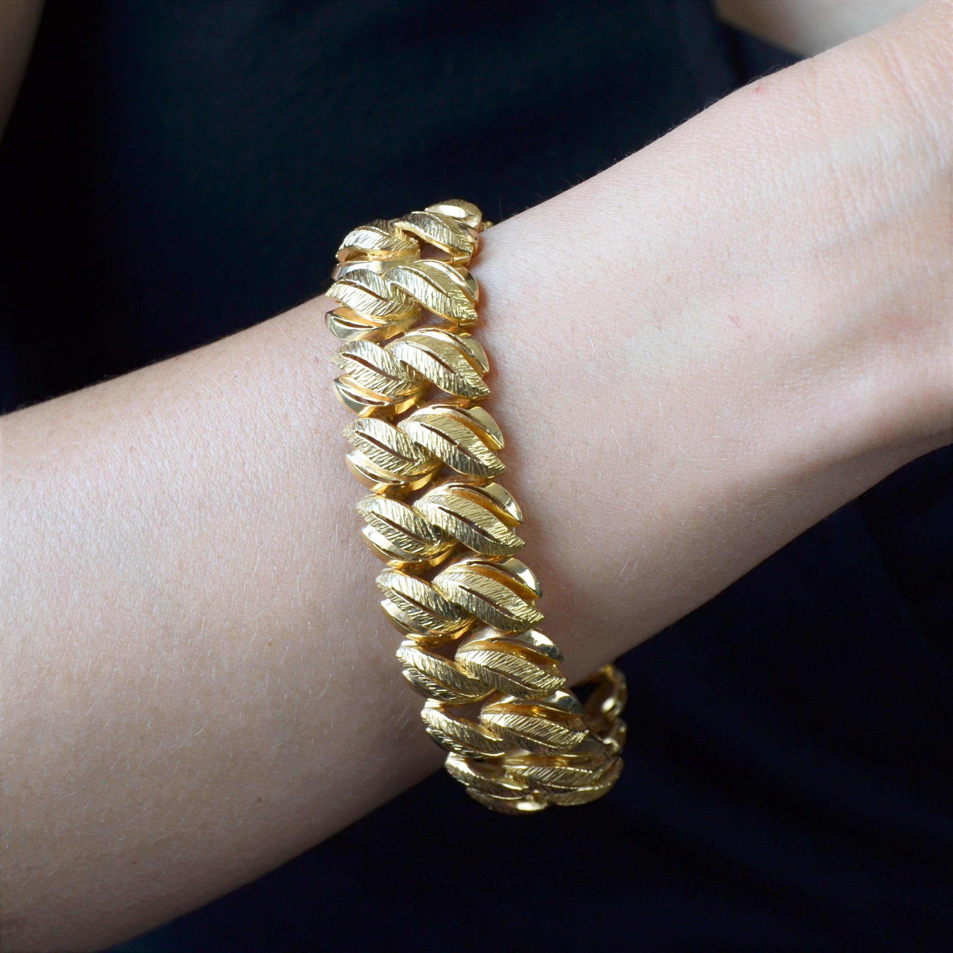 French 1960s 18 Karat Yellow Gold Leaf Retro Bracelet In Excellent Condition In Poitiers, FR
